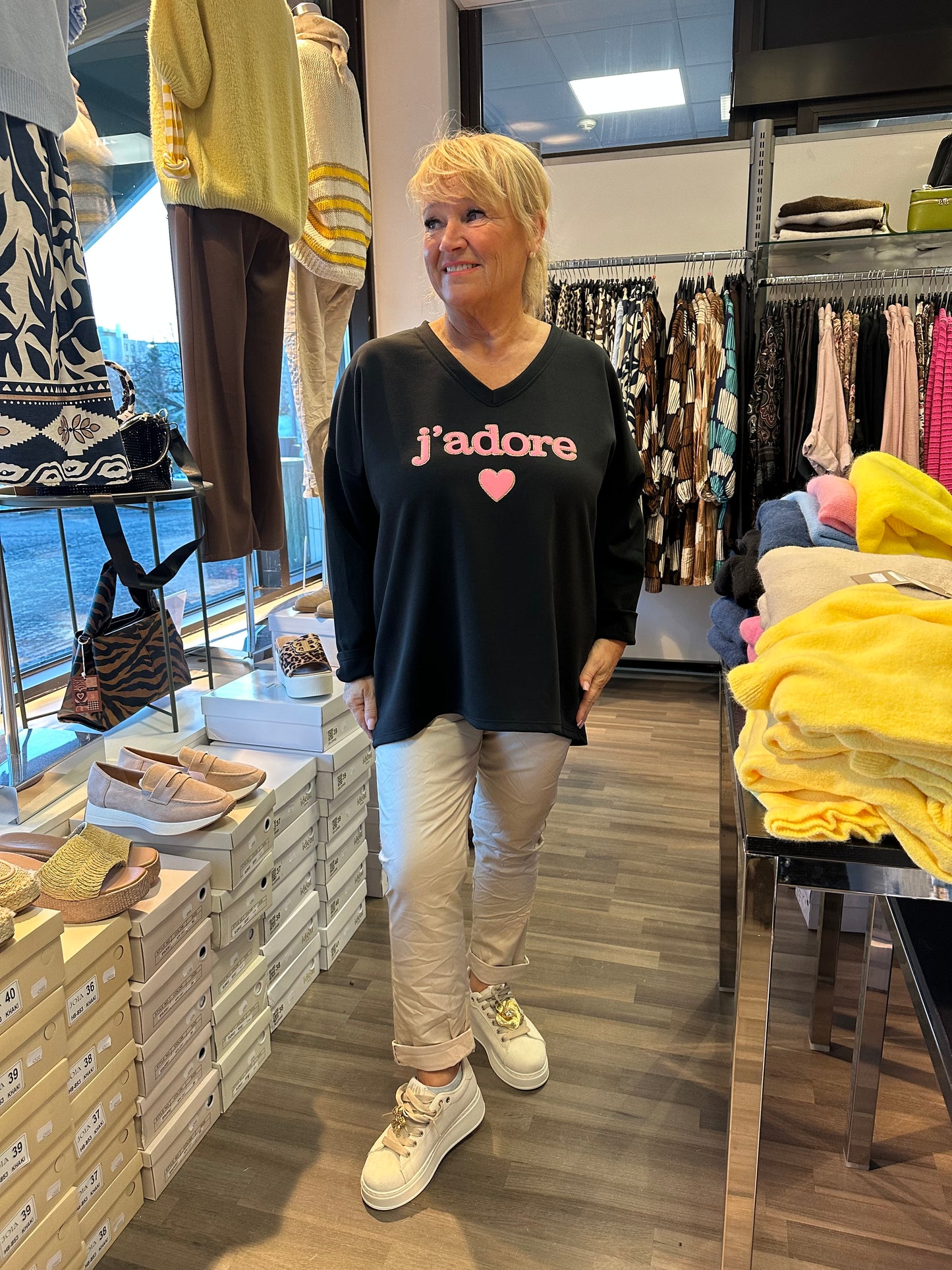 Plussize college v-pääntiellä Jadore musta