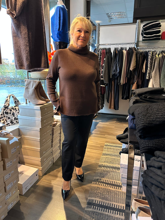 Poolokauluksinen neule ruskea