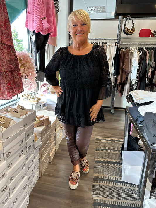 Pitsinen silkkipusero musta