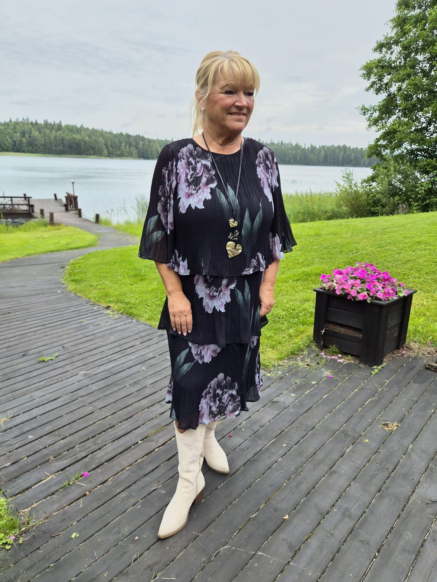 Pliseerattu kerrosmekko Calindra kukallinen