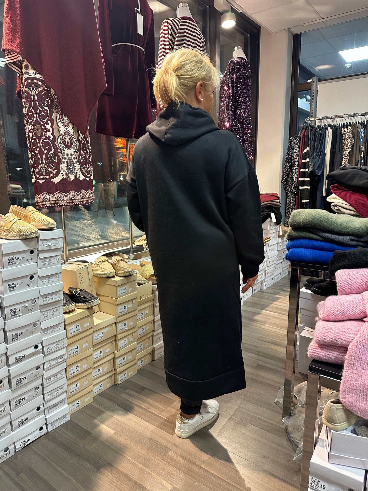 Pitkä hupparimekko musta