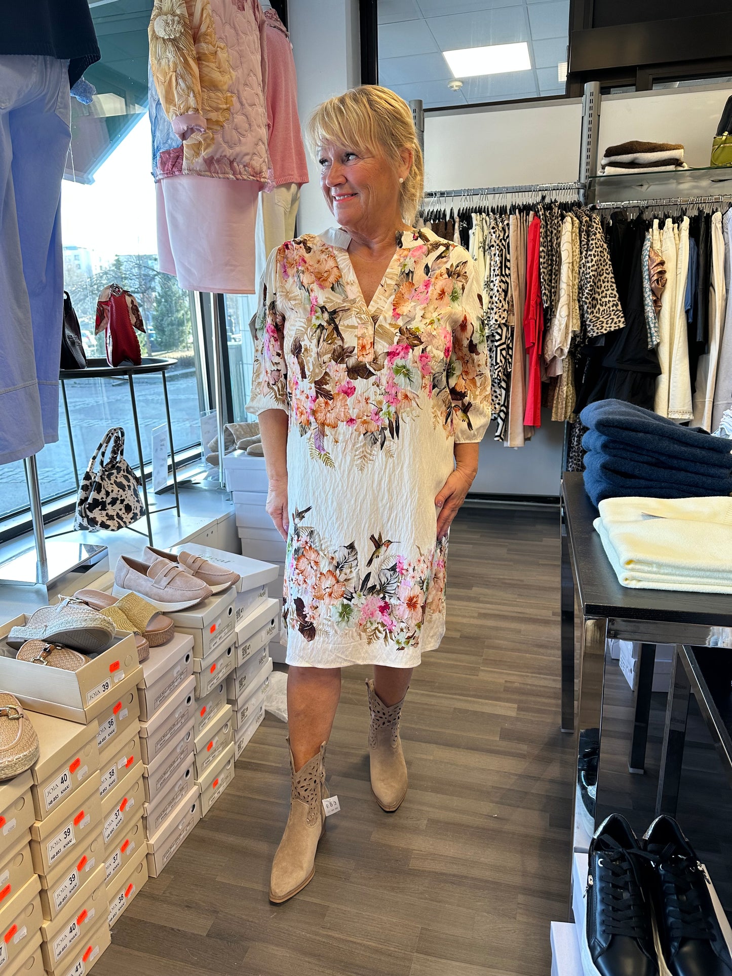 Polvipituinen kuosimekko Camel