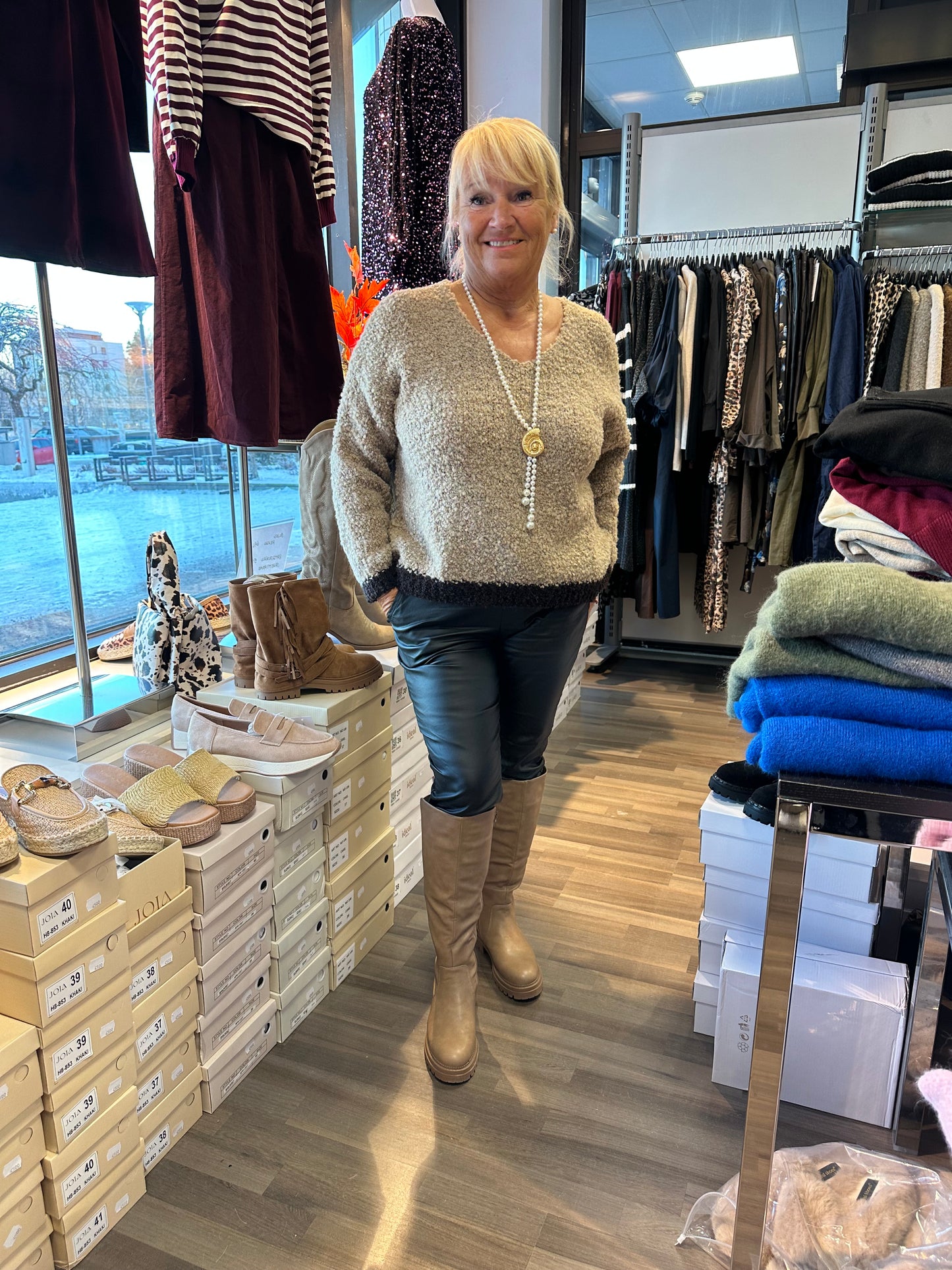 Kaksivärinen bouclee neule beessi