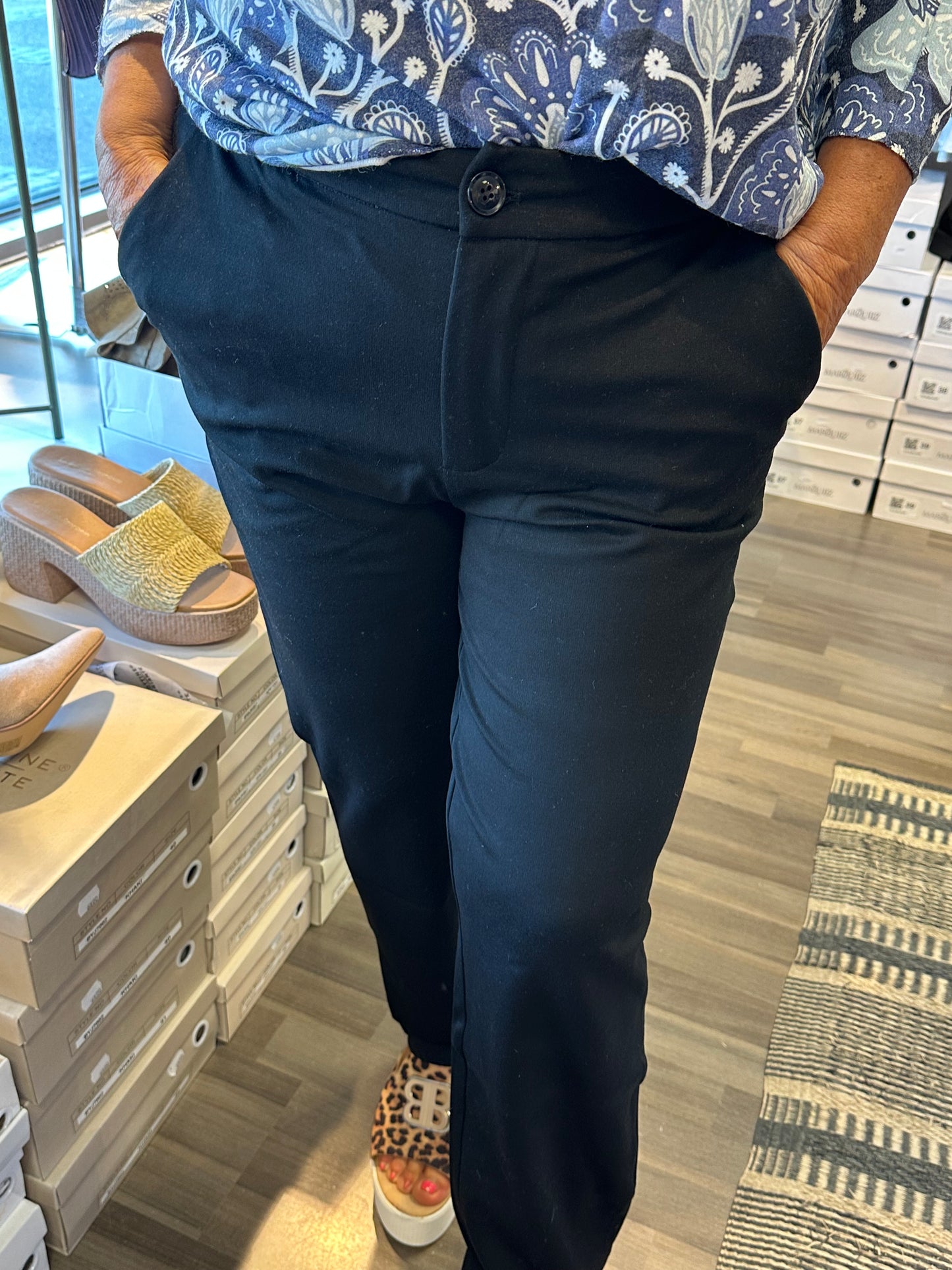 Kapealahkeiset siistit housut