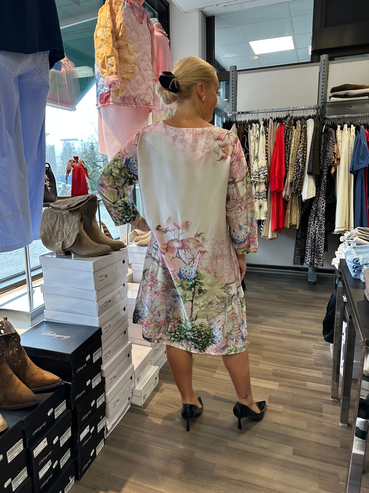 Suoralinjainen mekko puutarhakuosilla