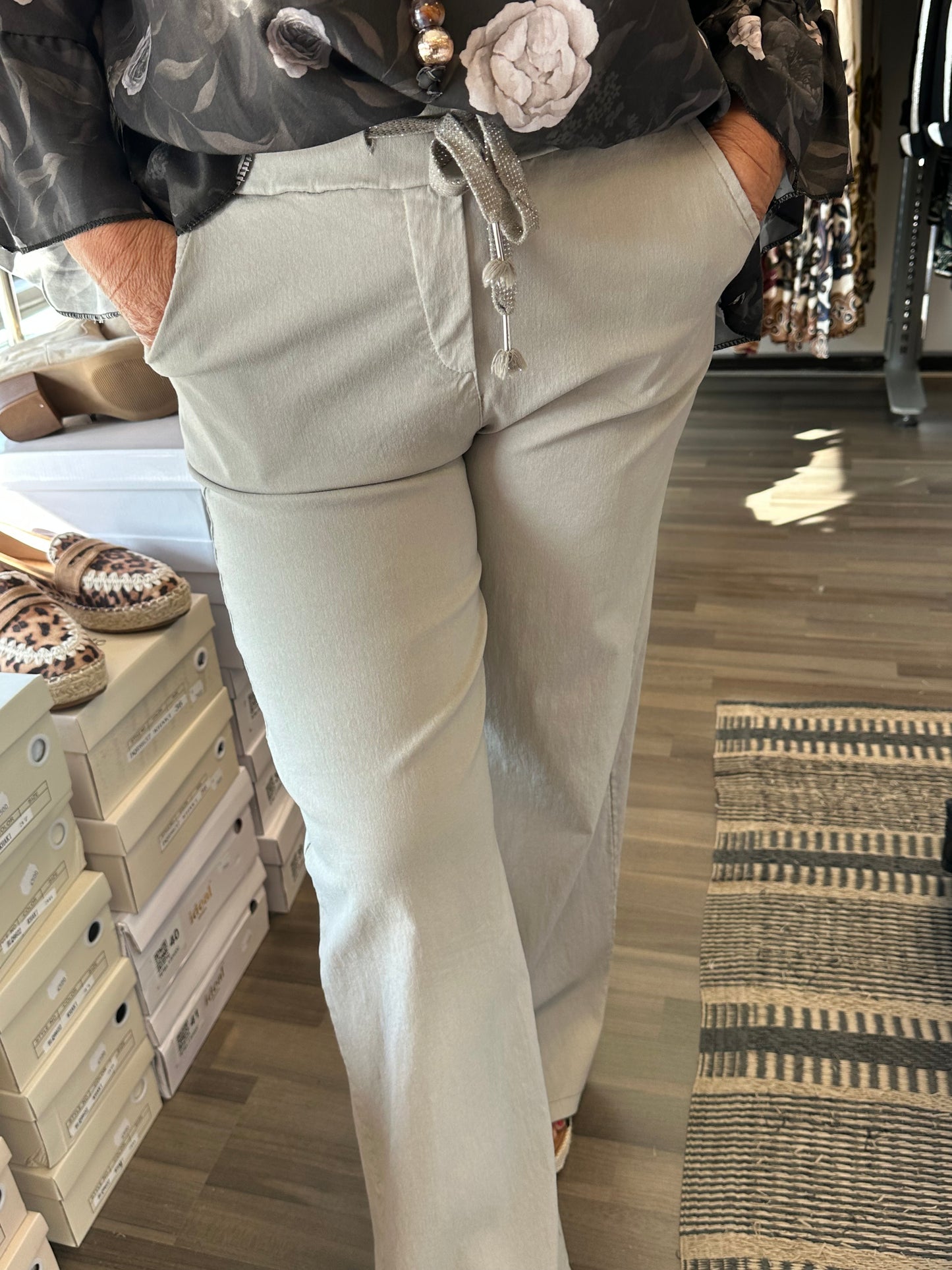 Leveälahkeiset stretch housut beessi