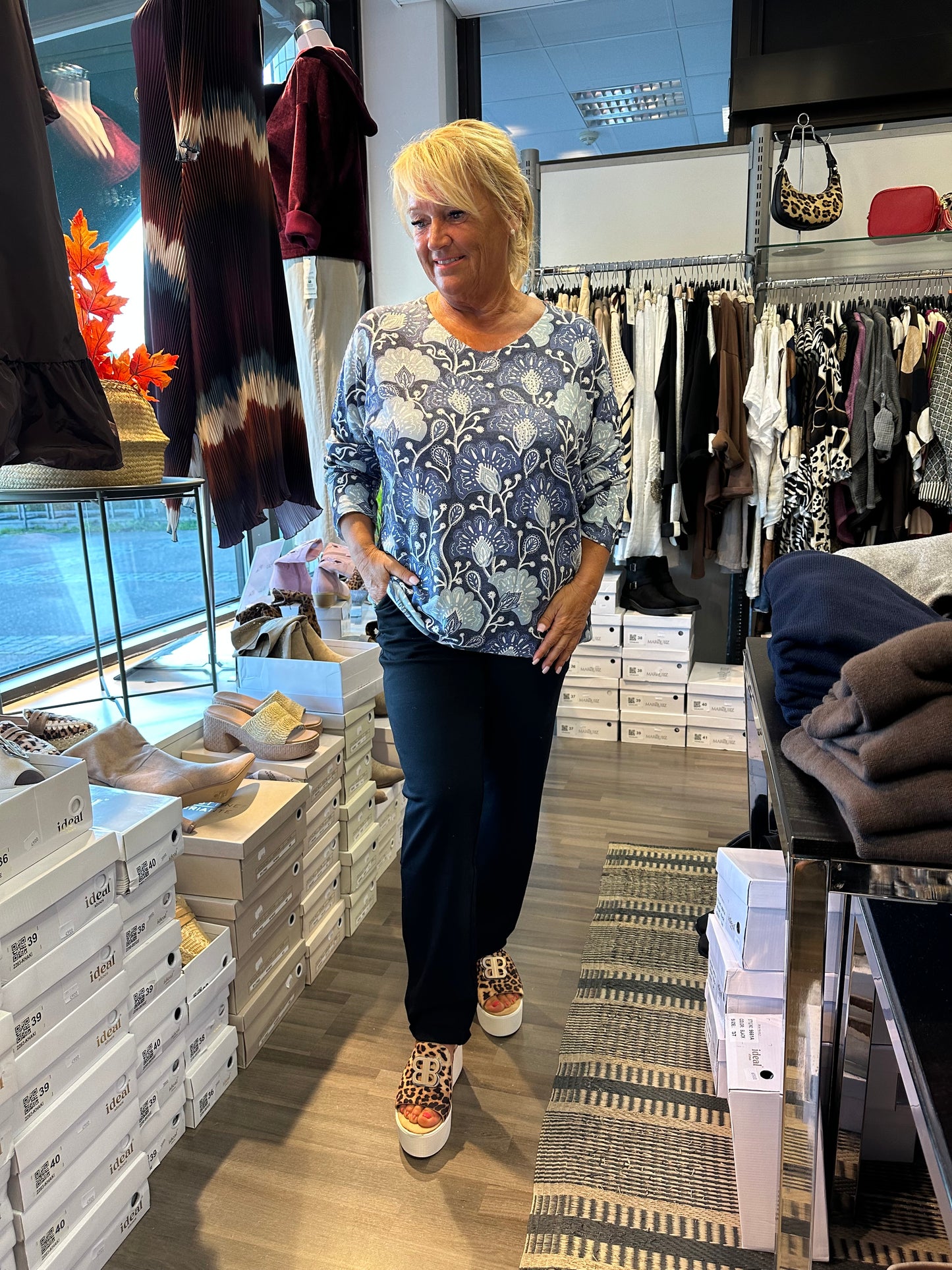 Kapealahkeiset siistit housut