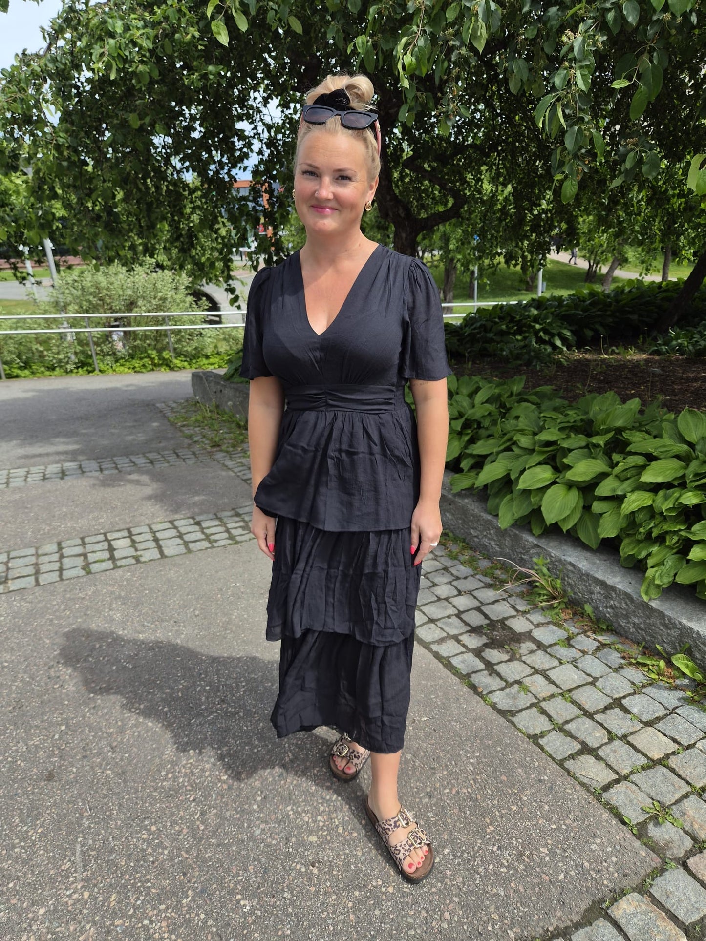 Sifonkinen kerrosmekko (musta ja roosa)