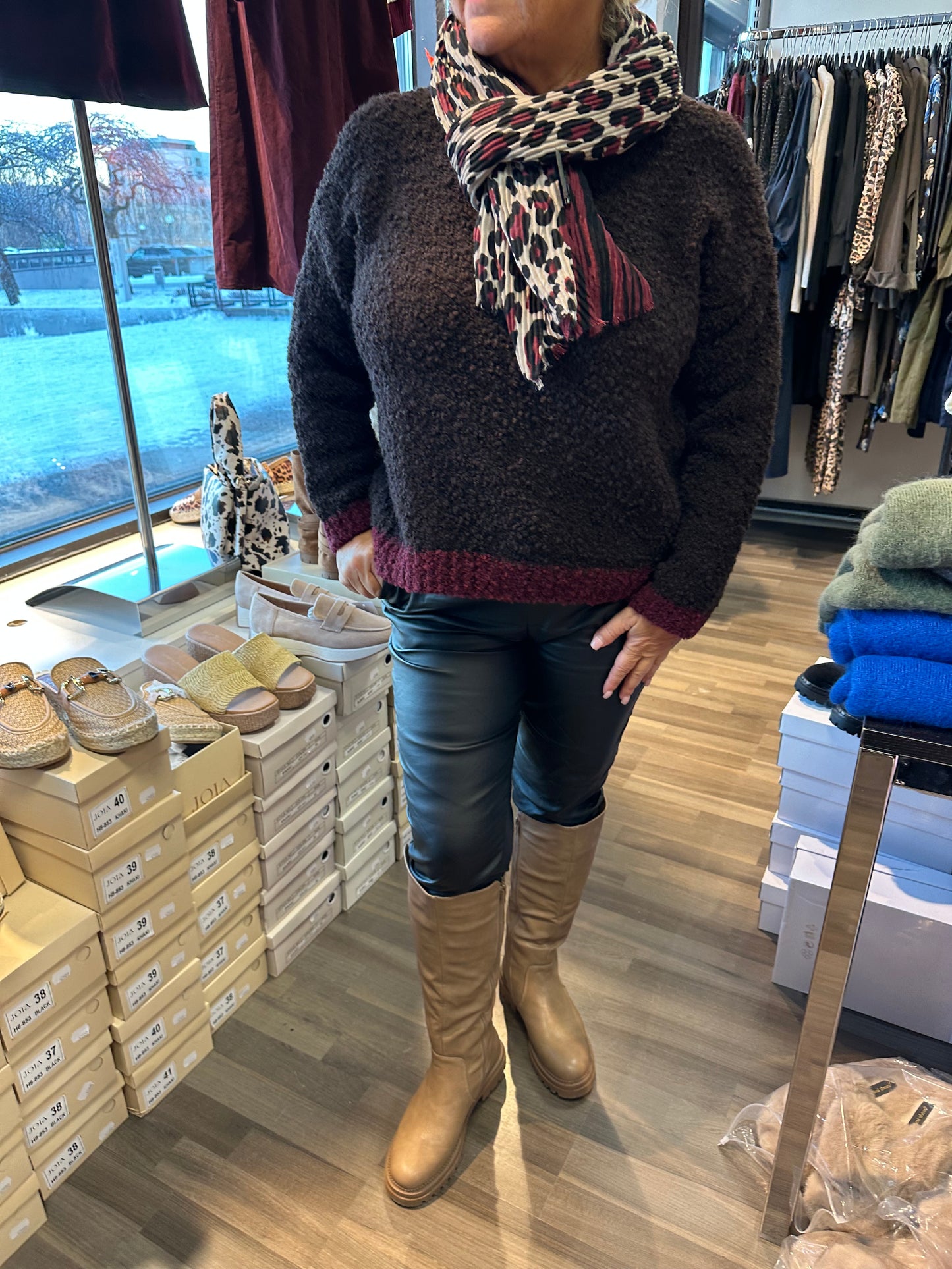 Kaksivärinen bouclee neule tummanruskea