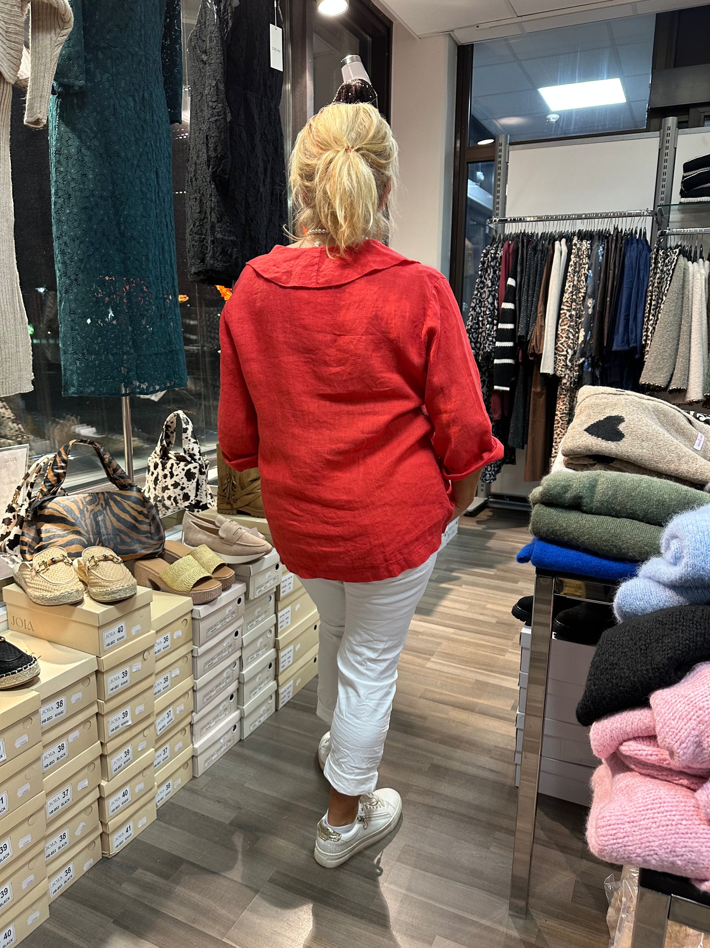 Pellavapusero röyhelöllä Scarlet