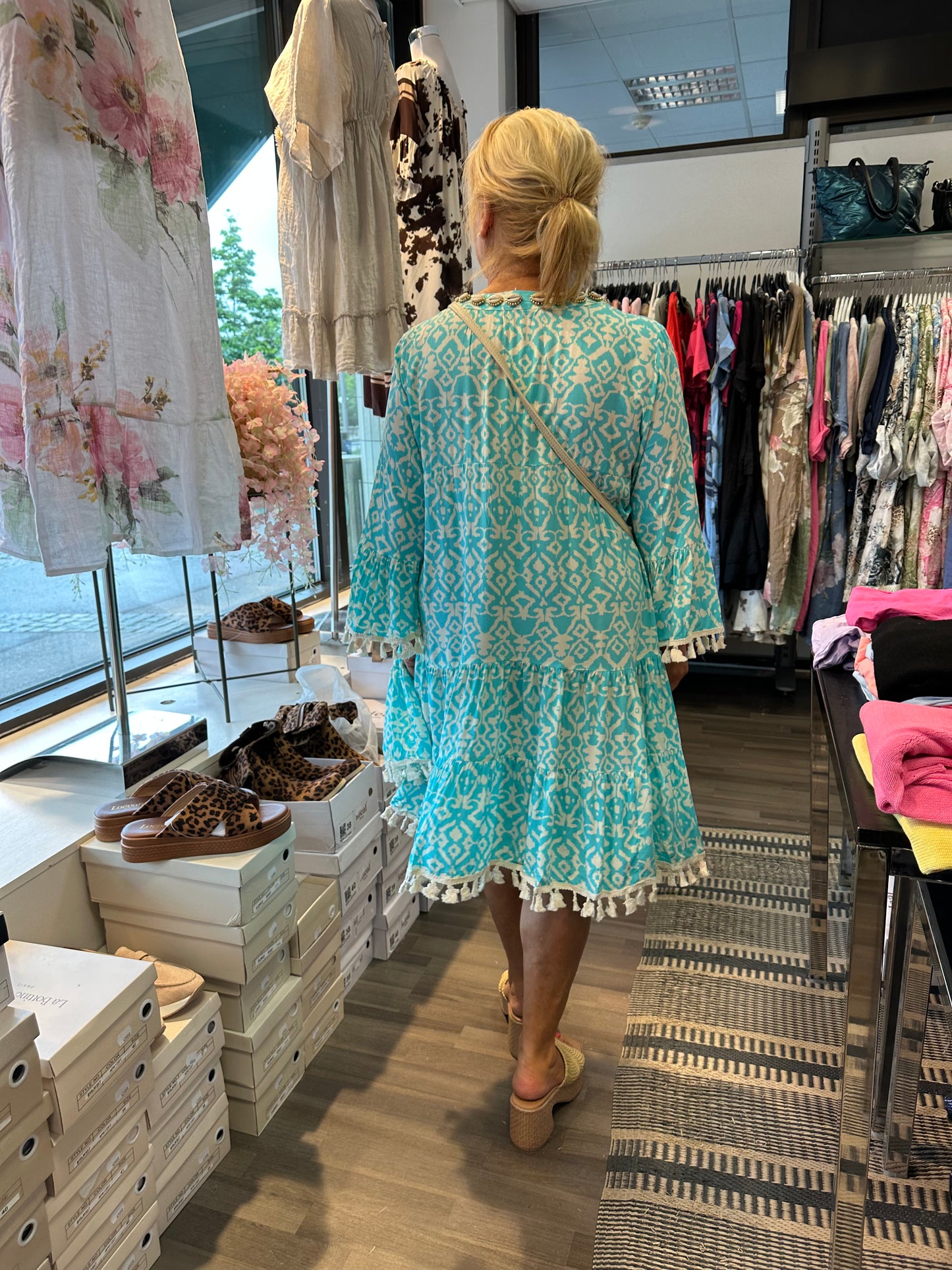 Lyhyt viskoosimekko hapsuilla turkoosi