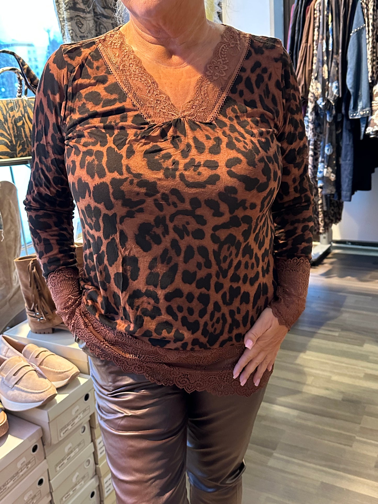 Leo toppi pitsillä ruskea