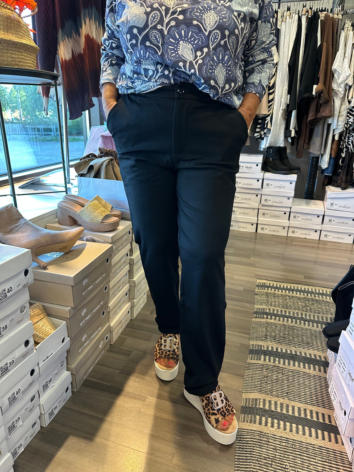 Kapealahkeiset siistit housut