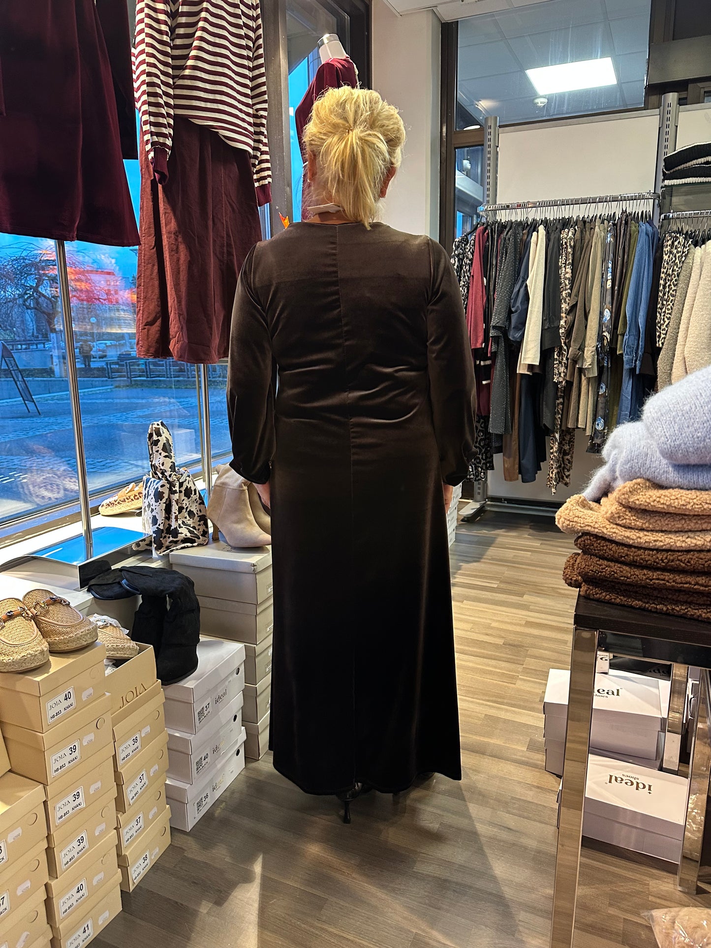 Pitkä samettiveluurimekko ruskea