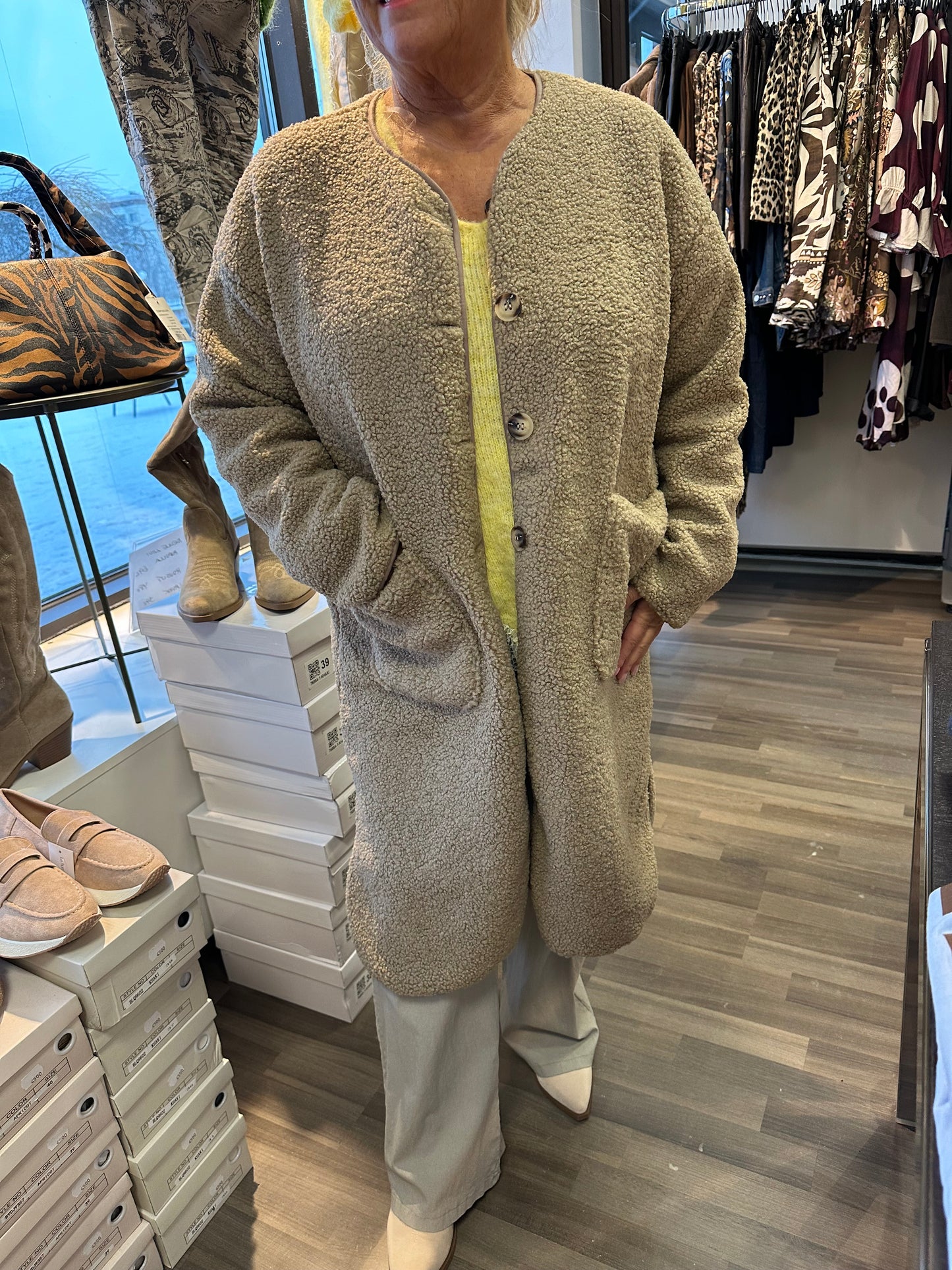 Kaulukseton teddy takki taupe