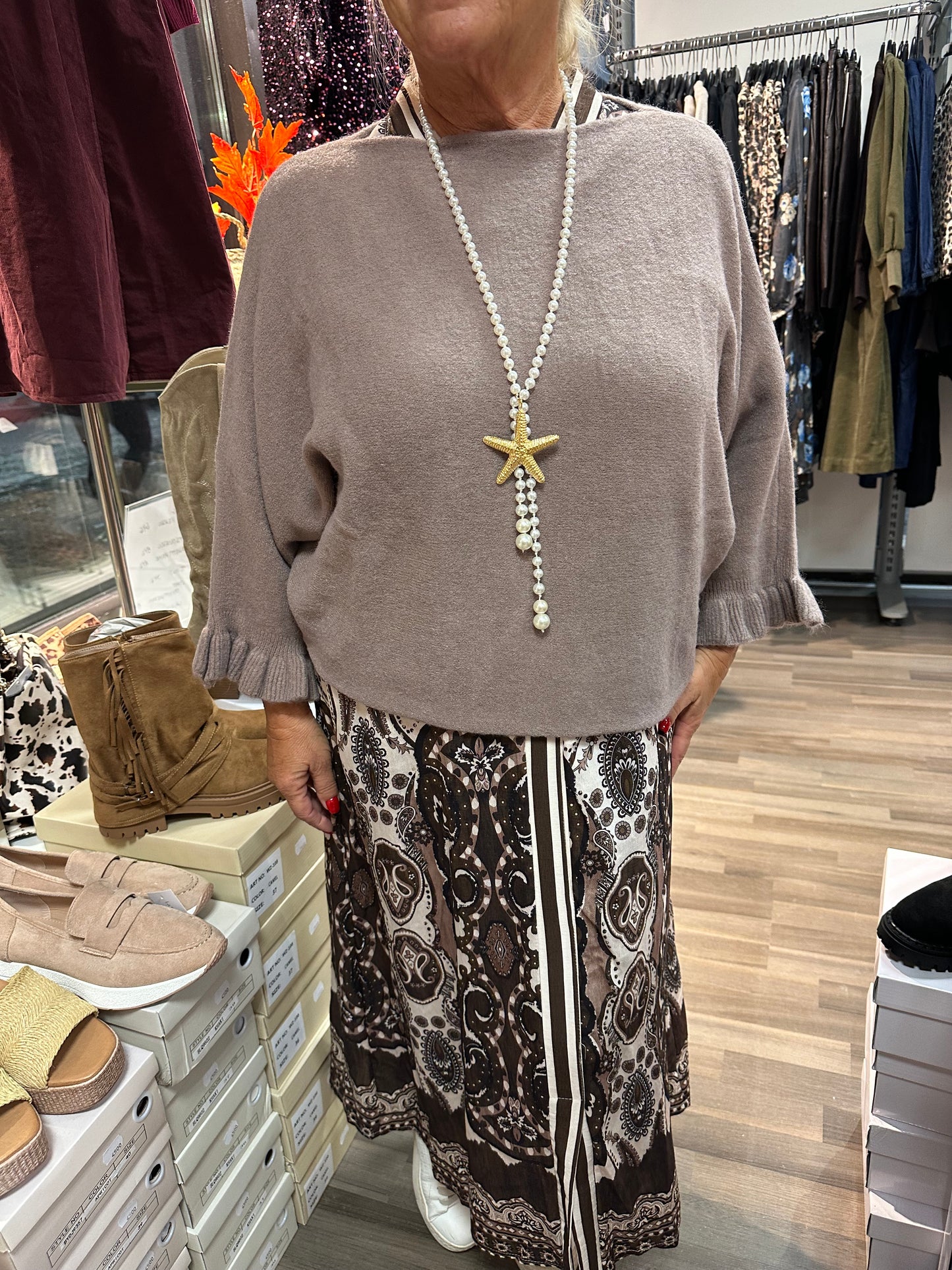 Neule frillahihoilla taupe