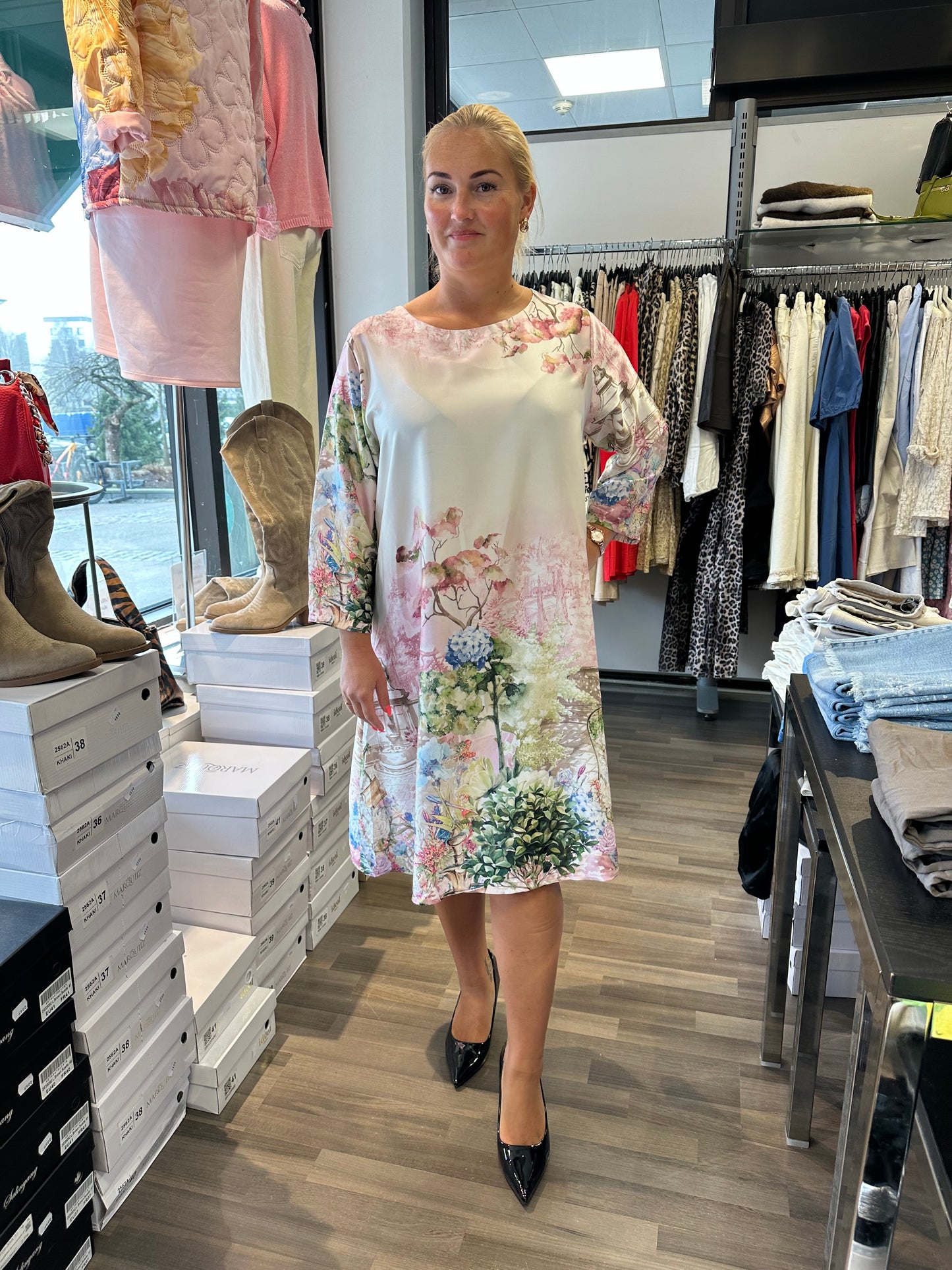 Suoralinjainen mekko puutarhakuosilla