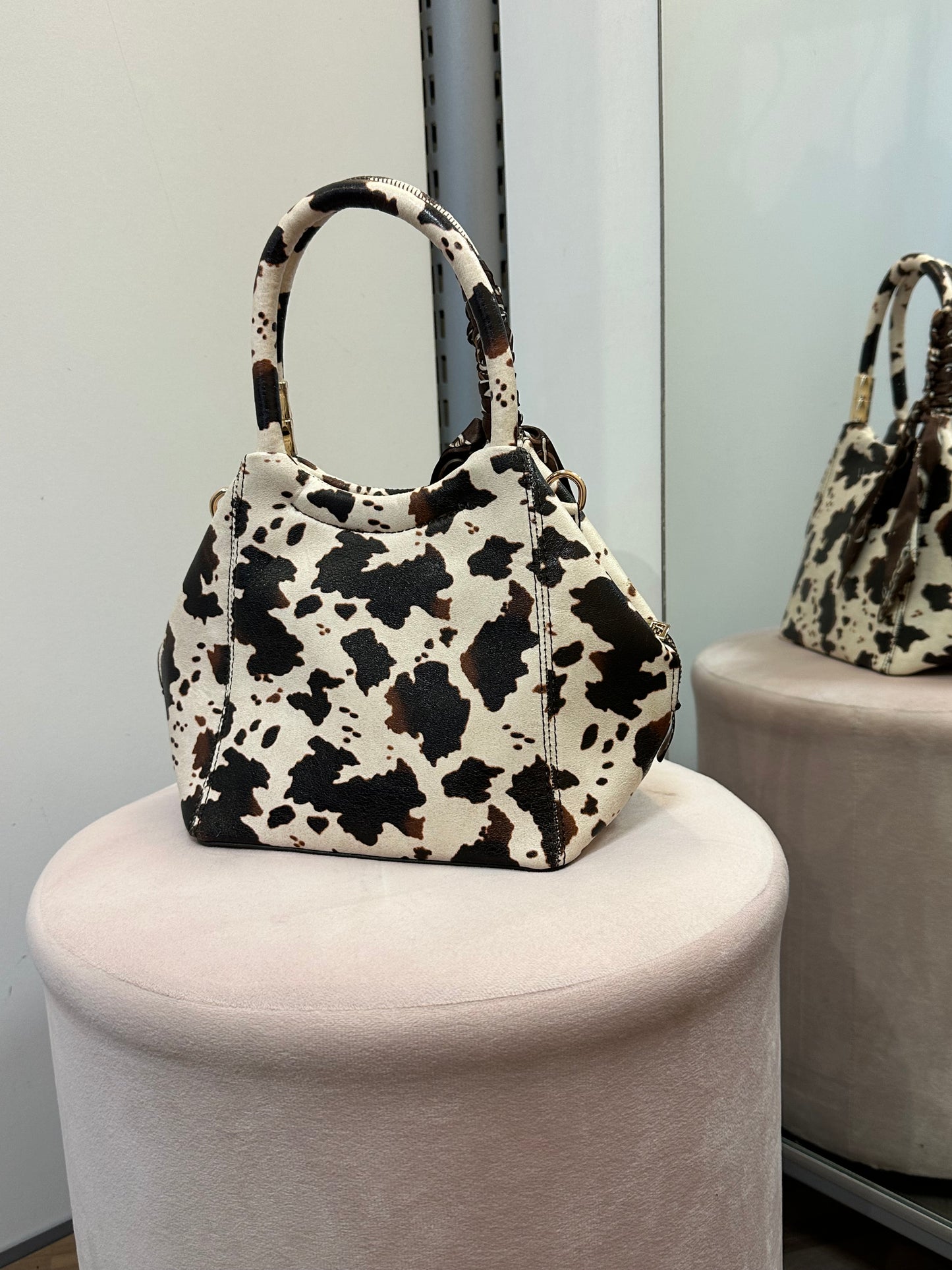 Pikkulaukku huivilla lehmä