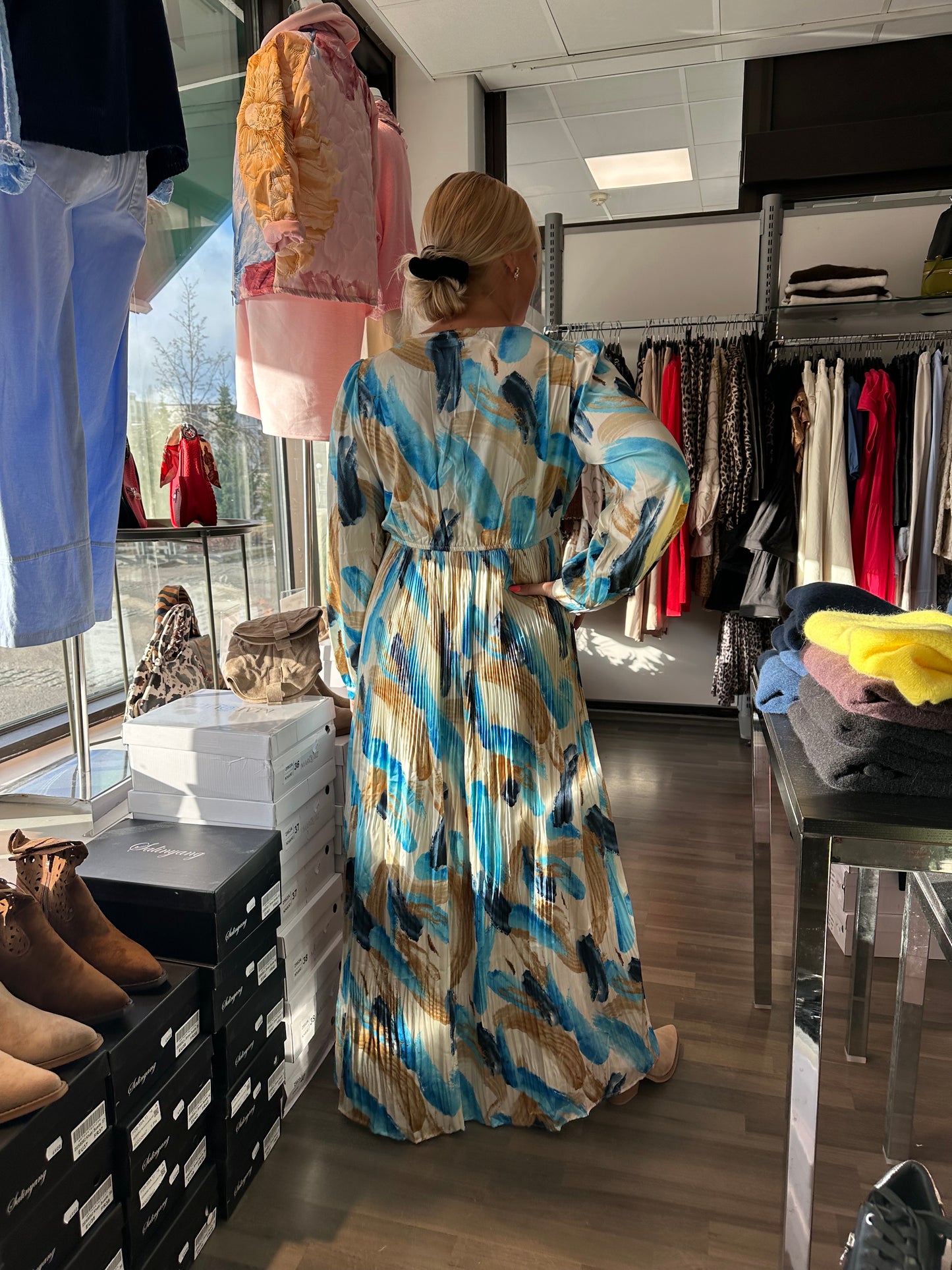 Maksimekko pliseeratulla helmalla sininen