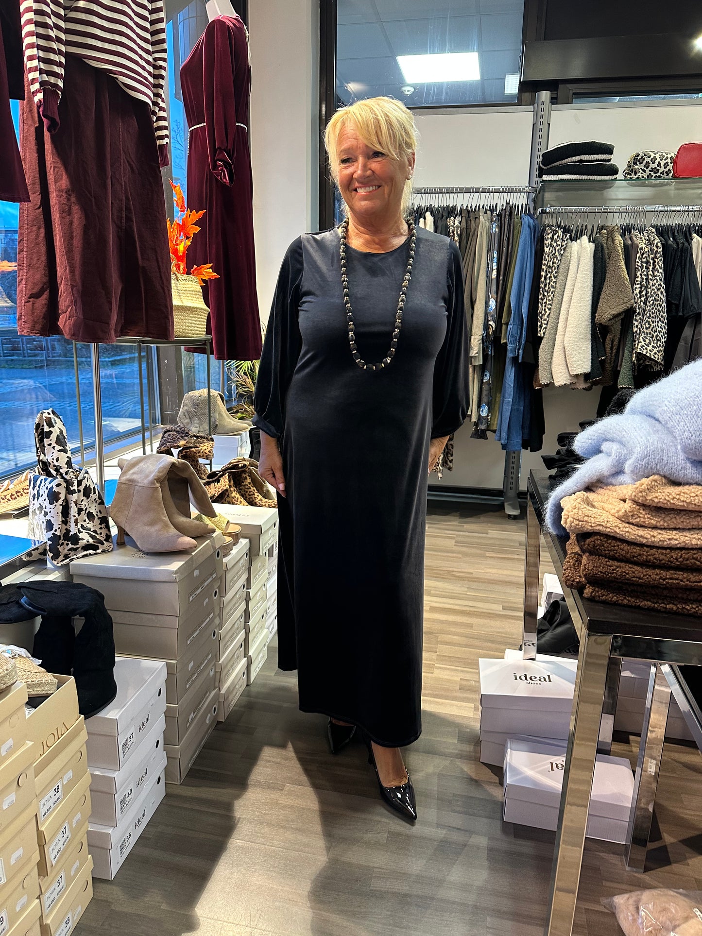 Pitkä samettiveluurimekko harmaa