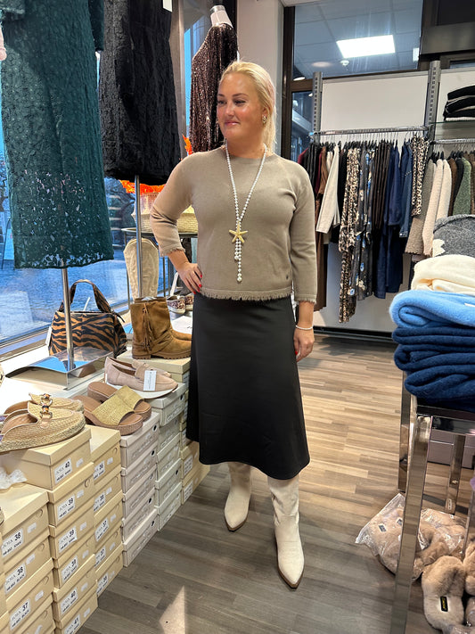 Pikkuneule hapsuilla kameli