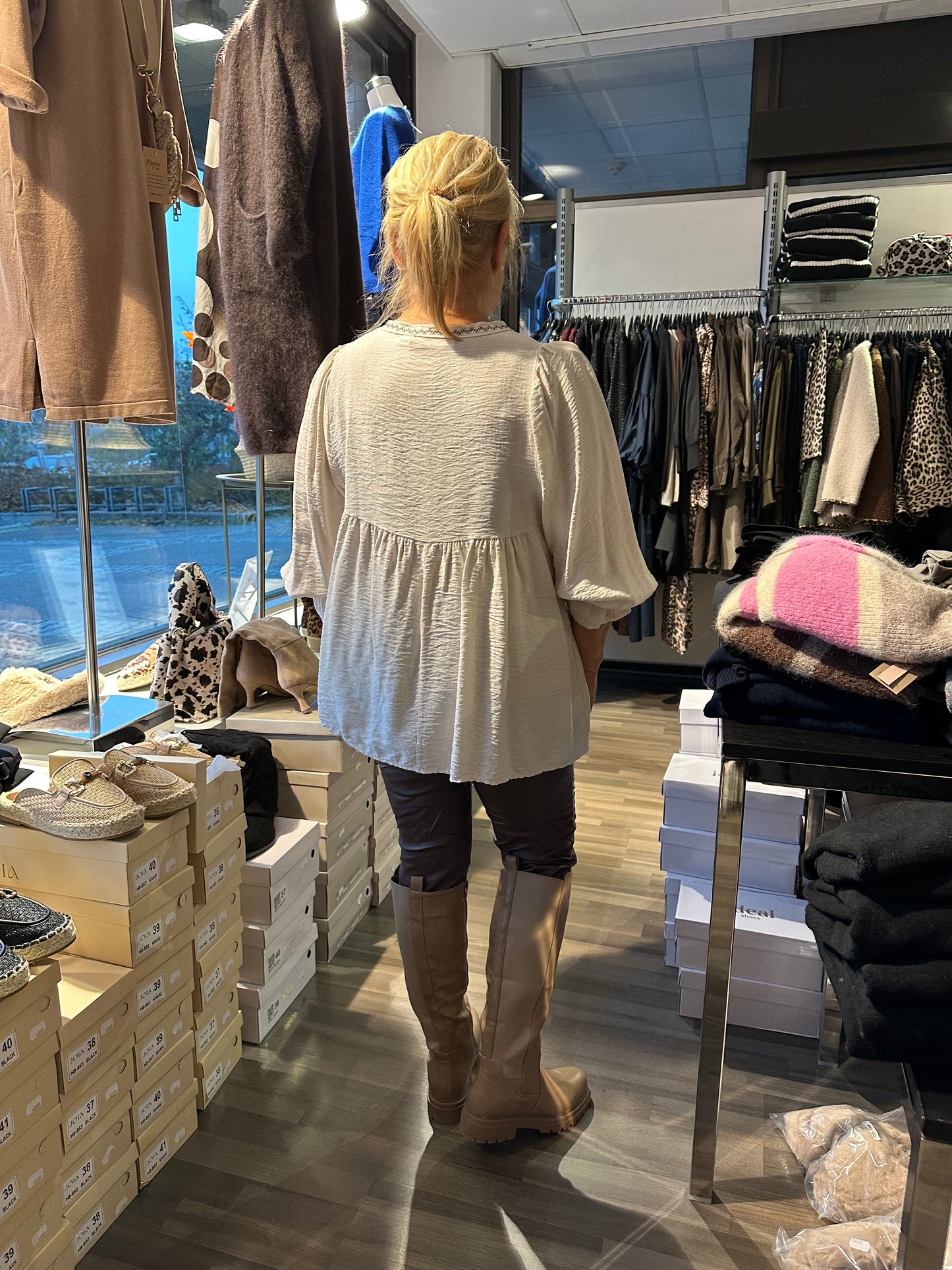 Viskoosipusero valkoinen