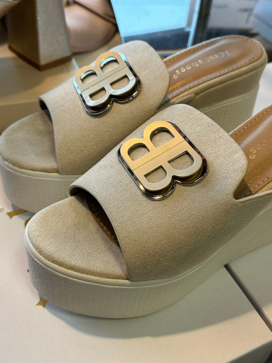 Korokepohjalliset sandaalit beessi