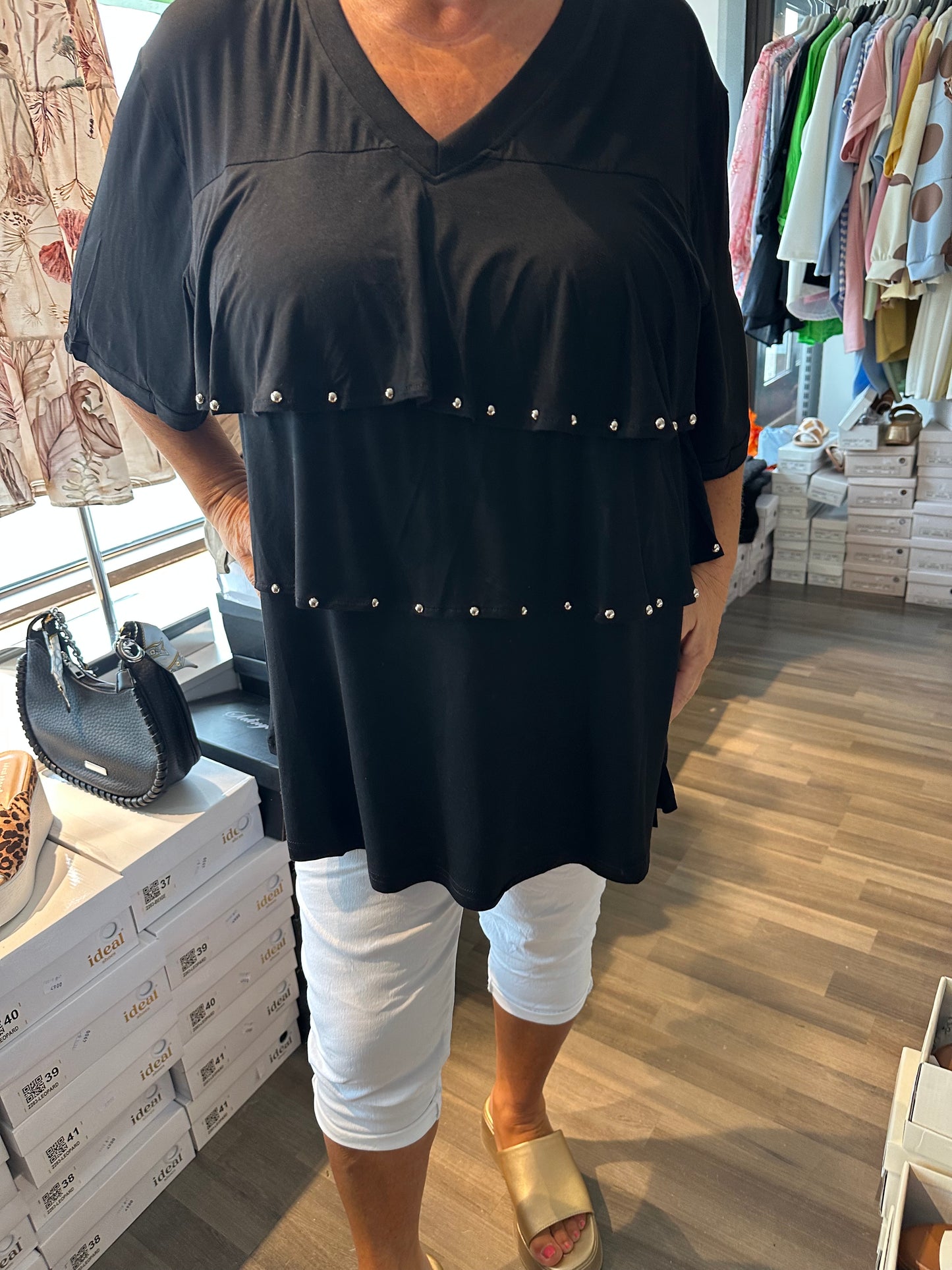 Plussize joustava tunika niittikoristeilla (musta, valkoinen, beessi)