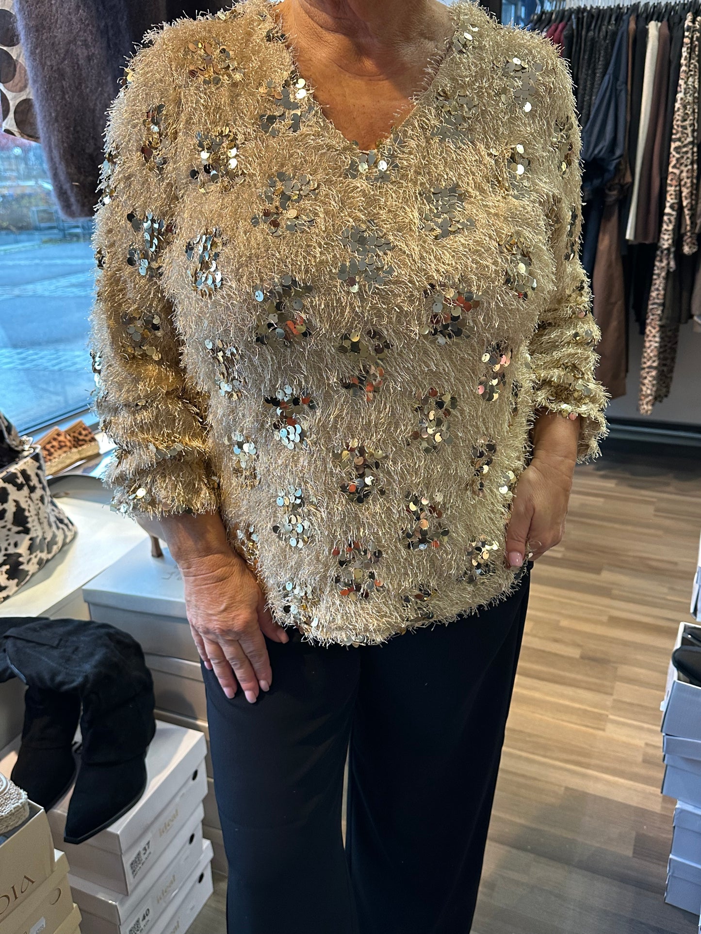 Paljettinen höyhenpusero kulta