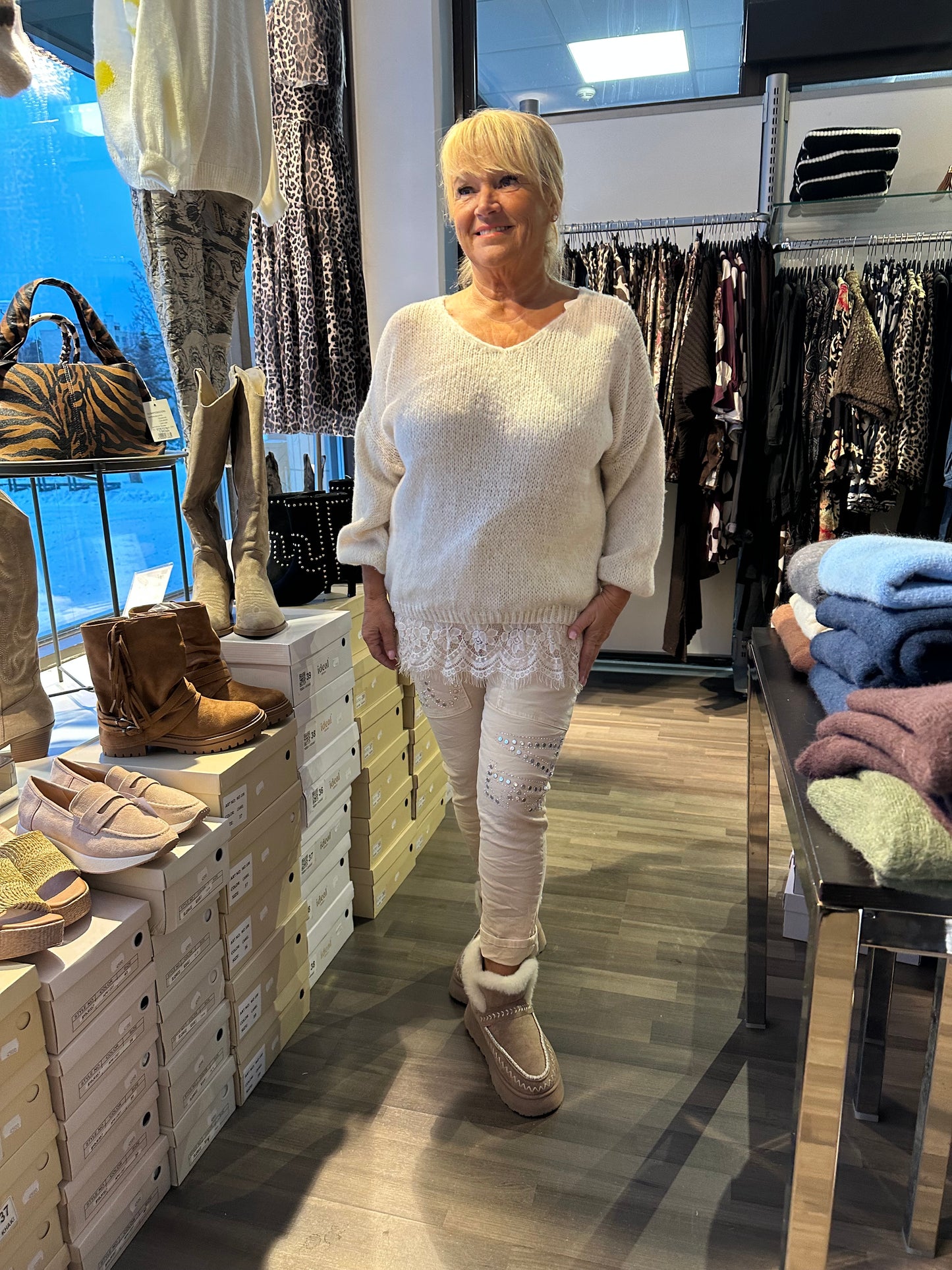 Pitsihelmainen neule vaalea beessi