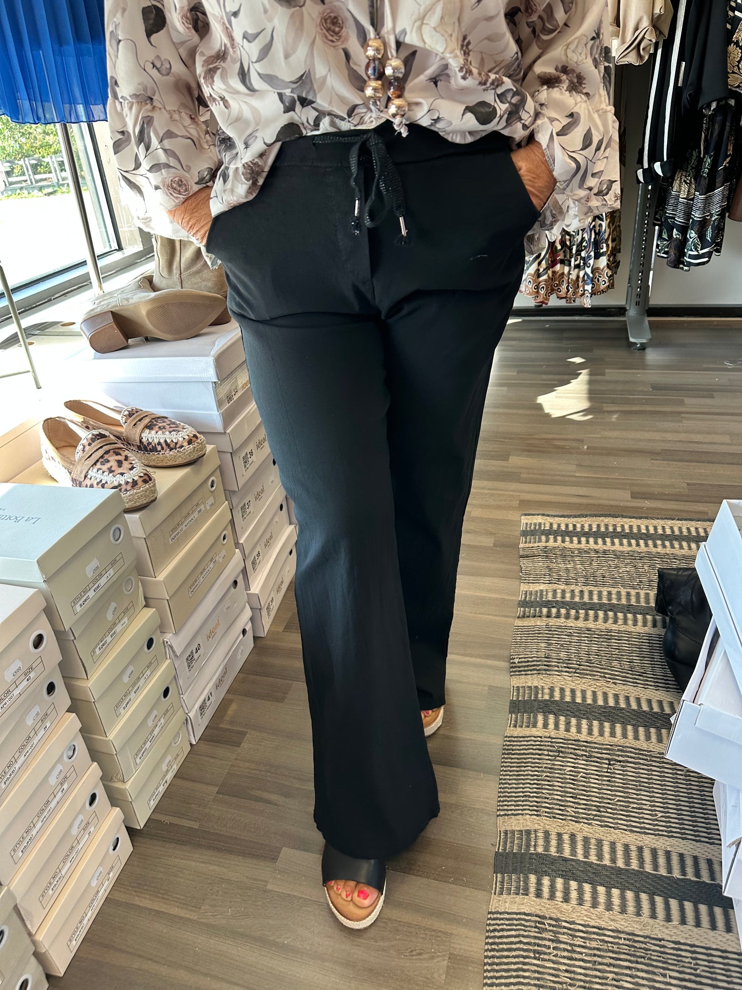 Leveälahkeiset stretch housut musta