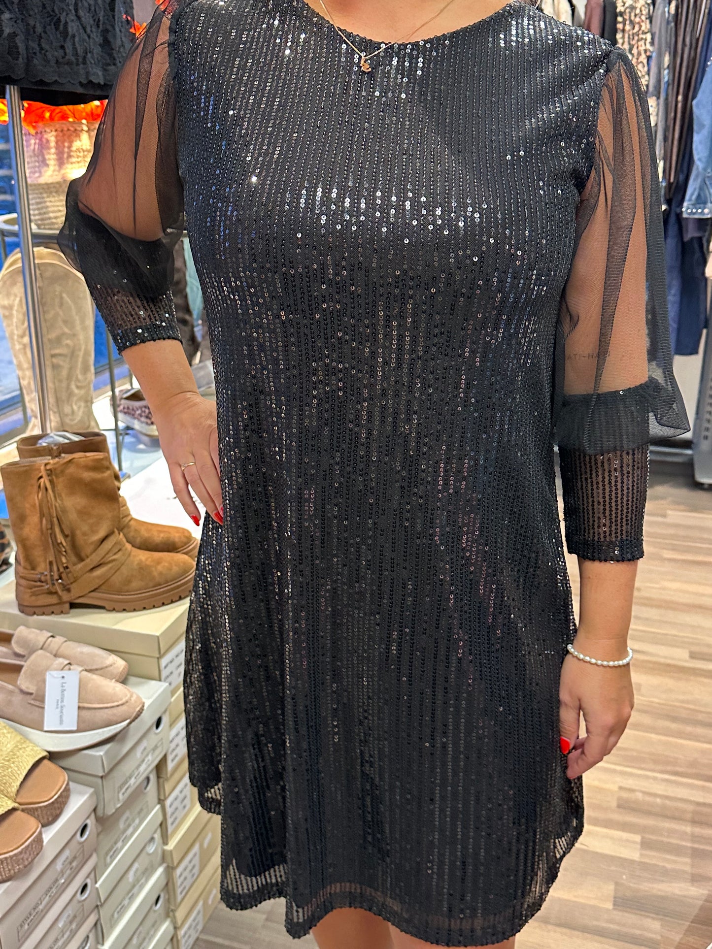 Paljettimekko/tunika tyllihihoilla