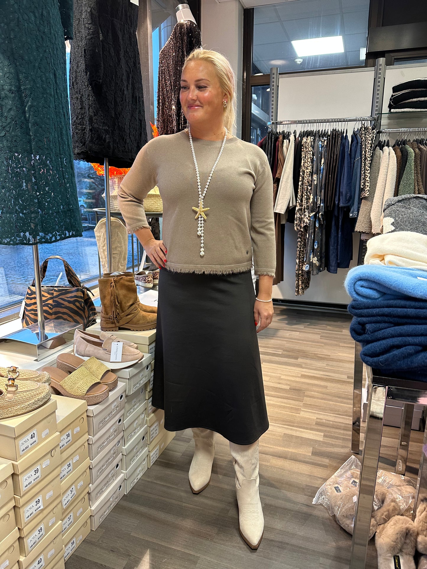 Pikkuneule hapsuilla kameli