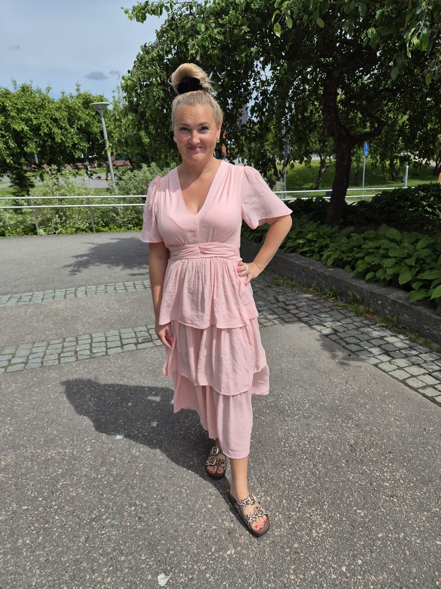 Sifonkinen kerrosmekko (musta ja roosa)