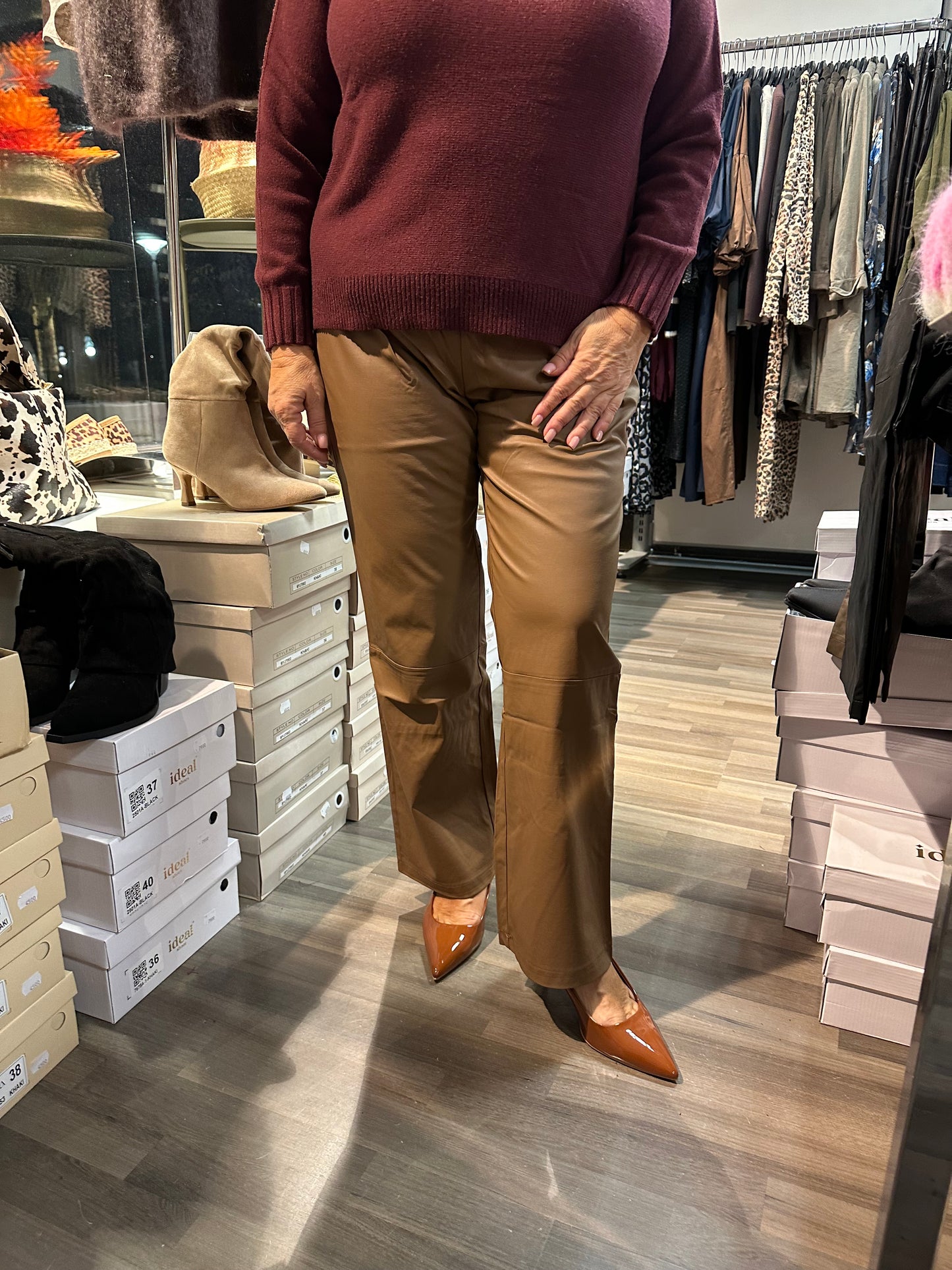 Suoralahkeiset keinonahkahousut konjakki