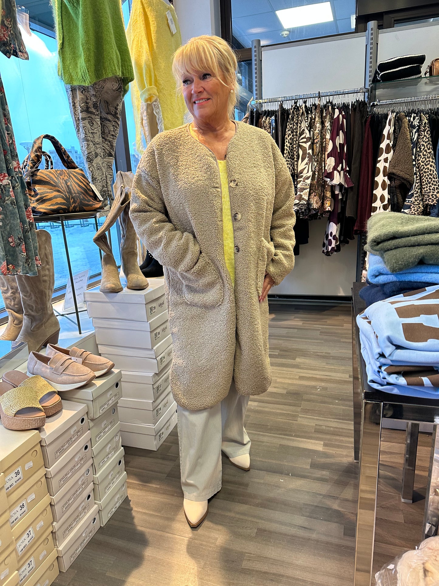 Kaulukseton teddy takki taupe