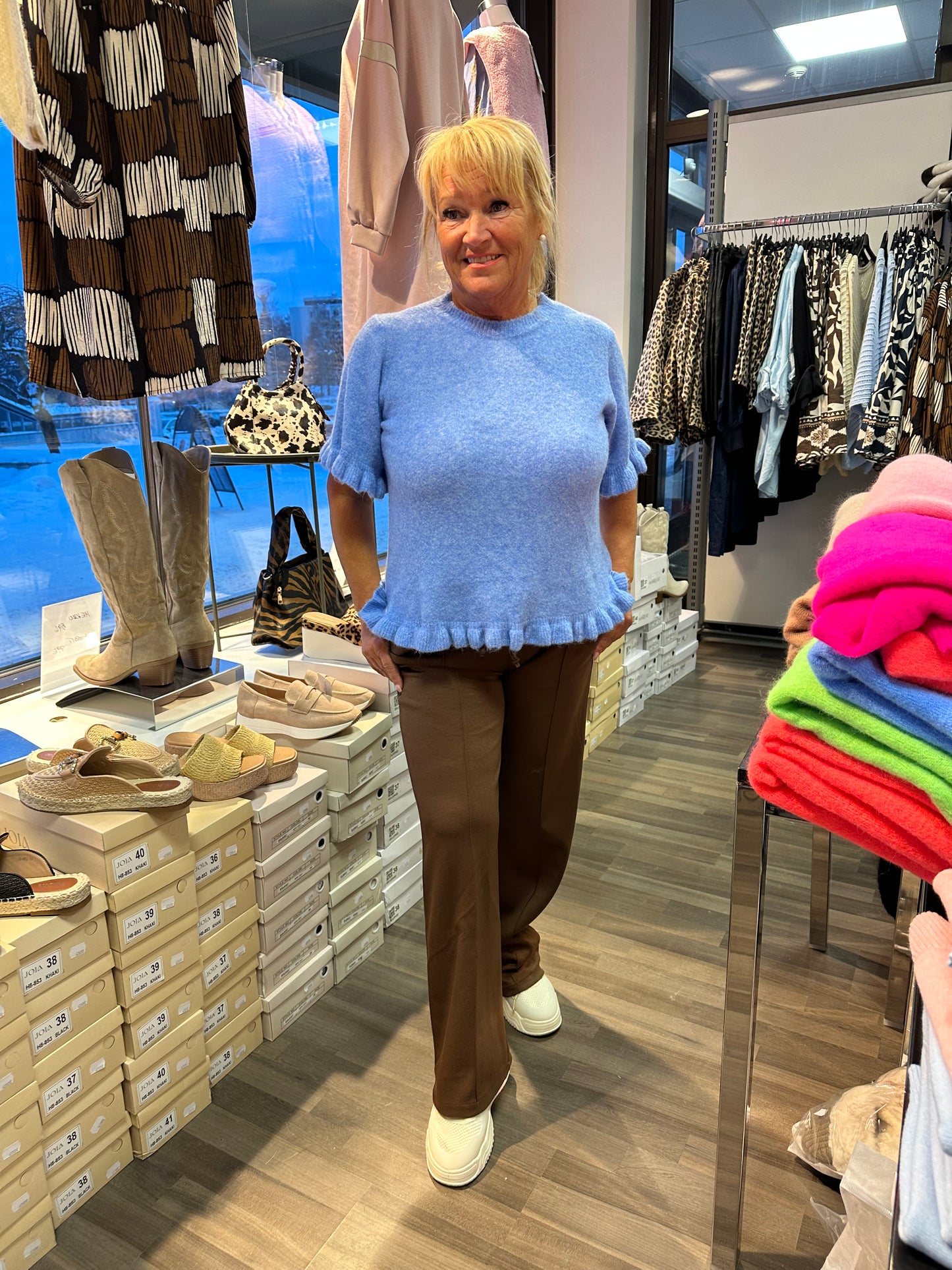 Neulepusero frillahelmalla sininen