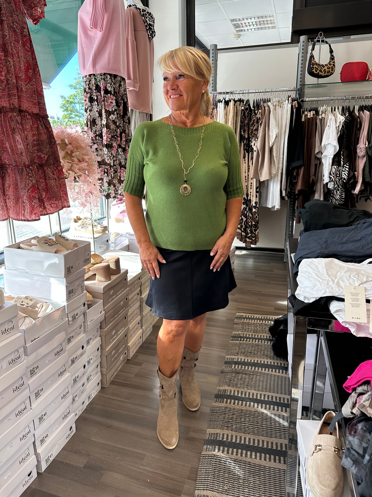 Lyhythihainen neule venepääntiellä vihreä