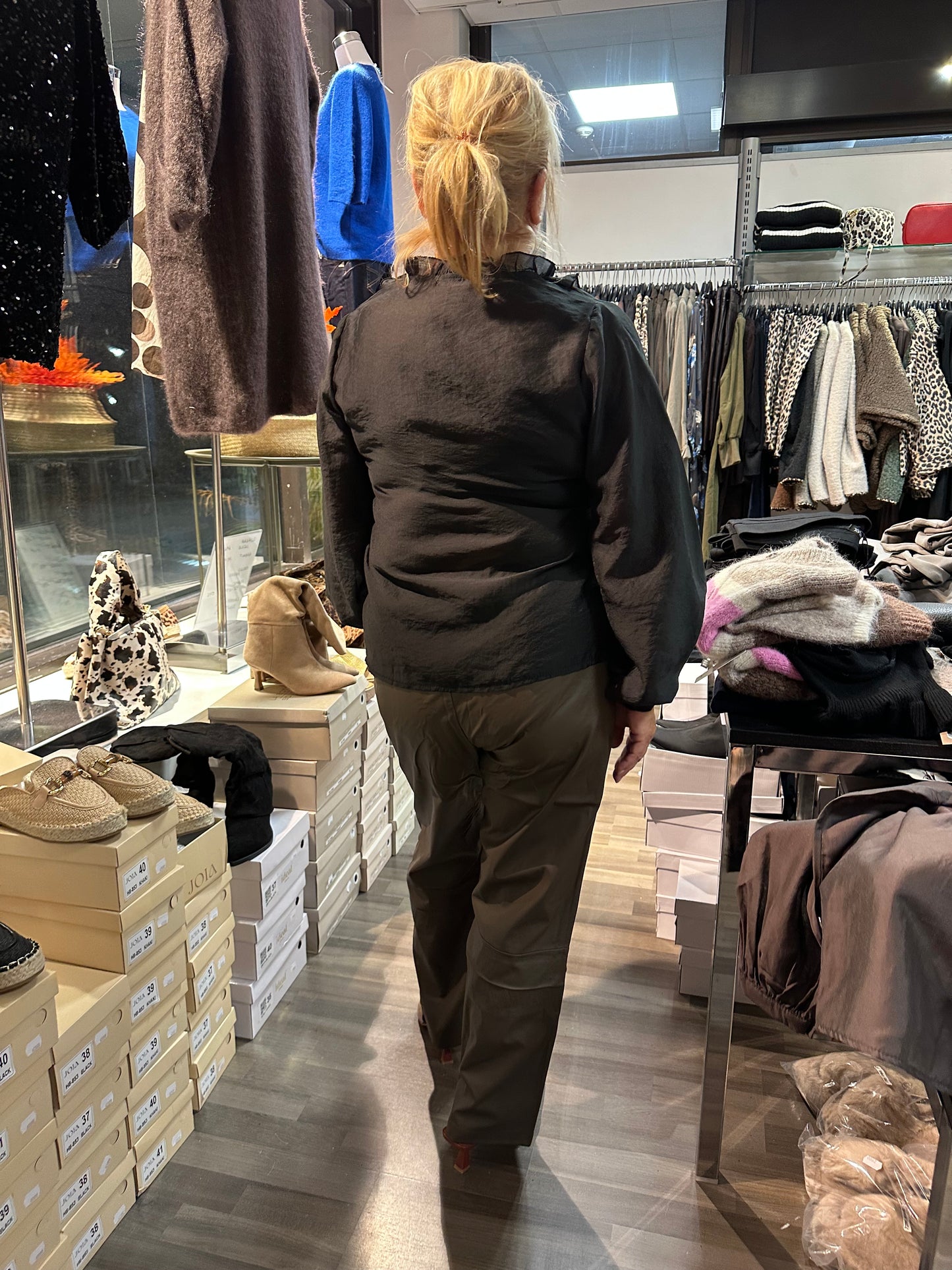 Röyhelöpusero musta