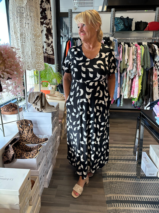 Pitkä trikoomekko mustavalkoinen