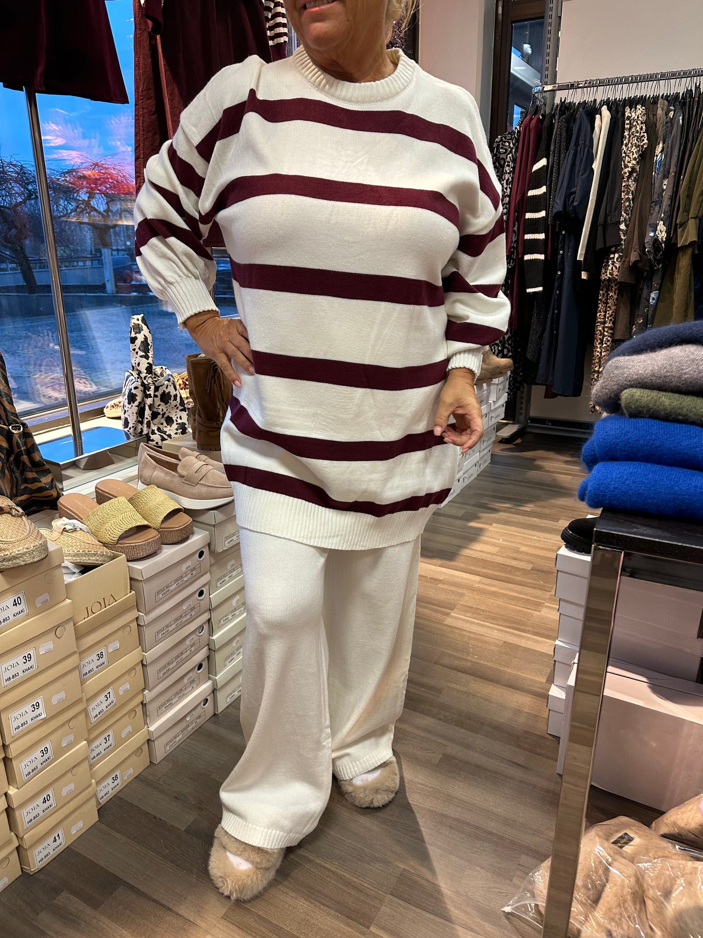 Plussize neuleasu valkoinen