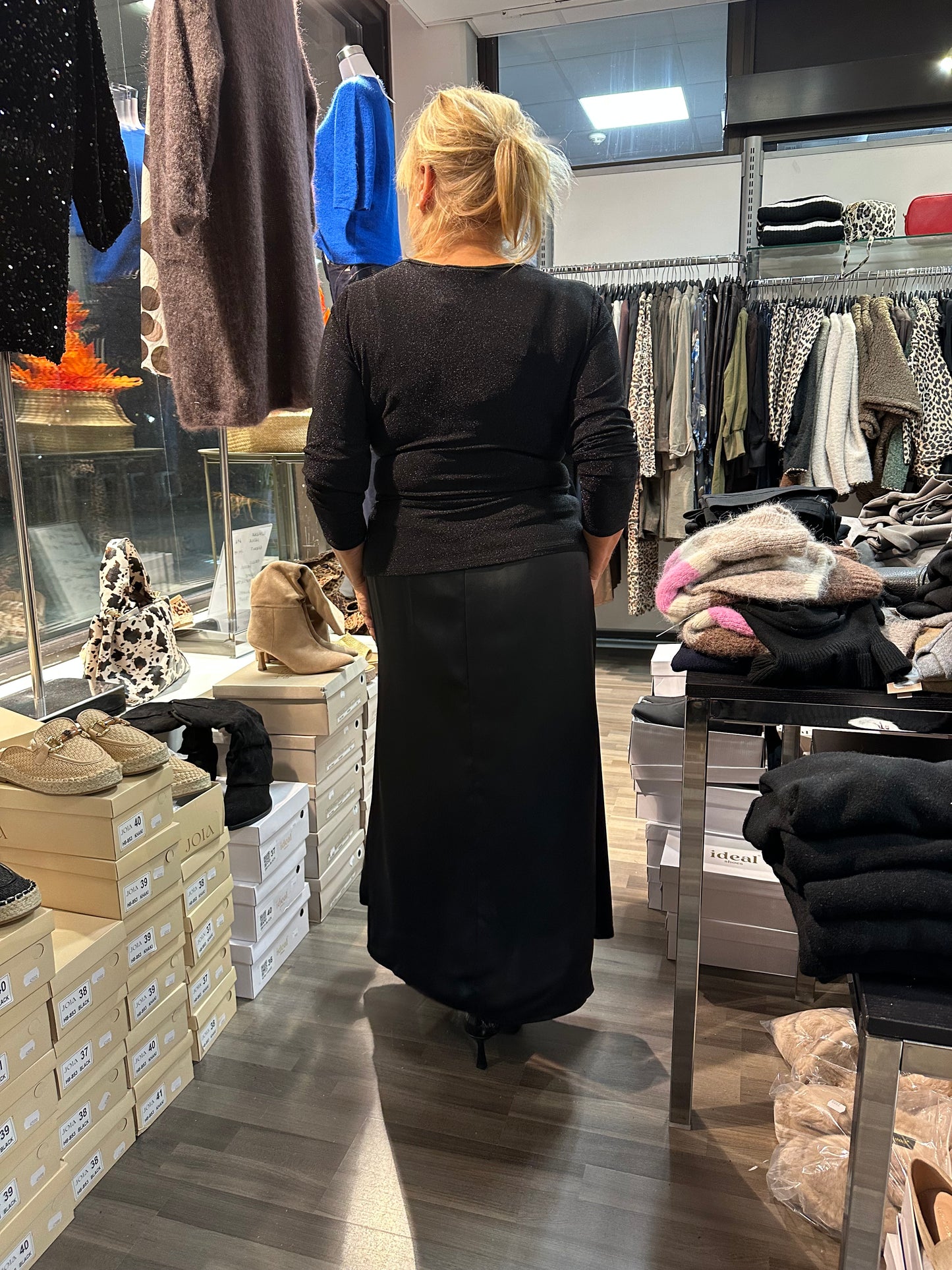 Metallinhohtoinen pusero musta