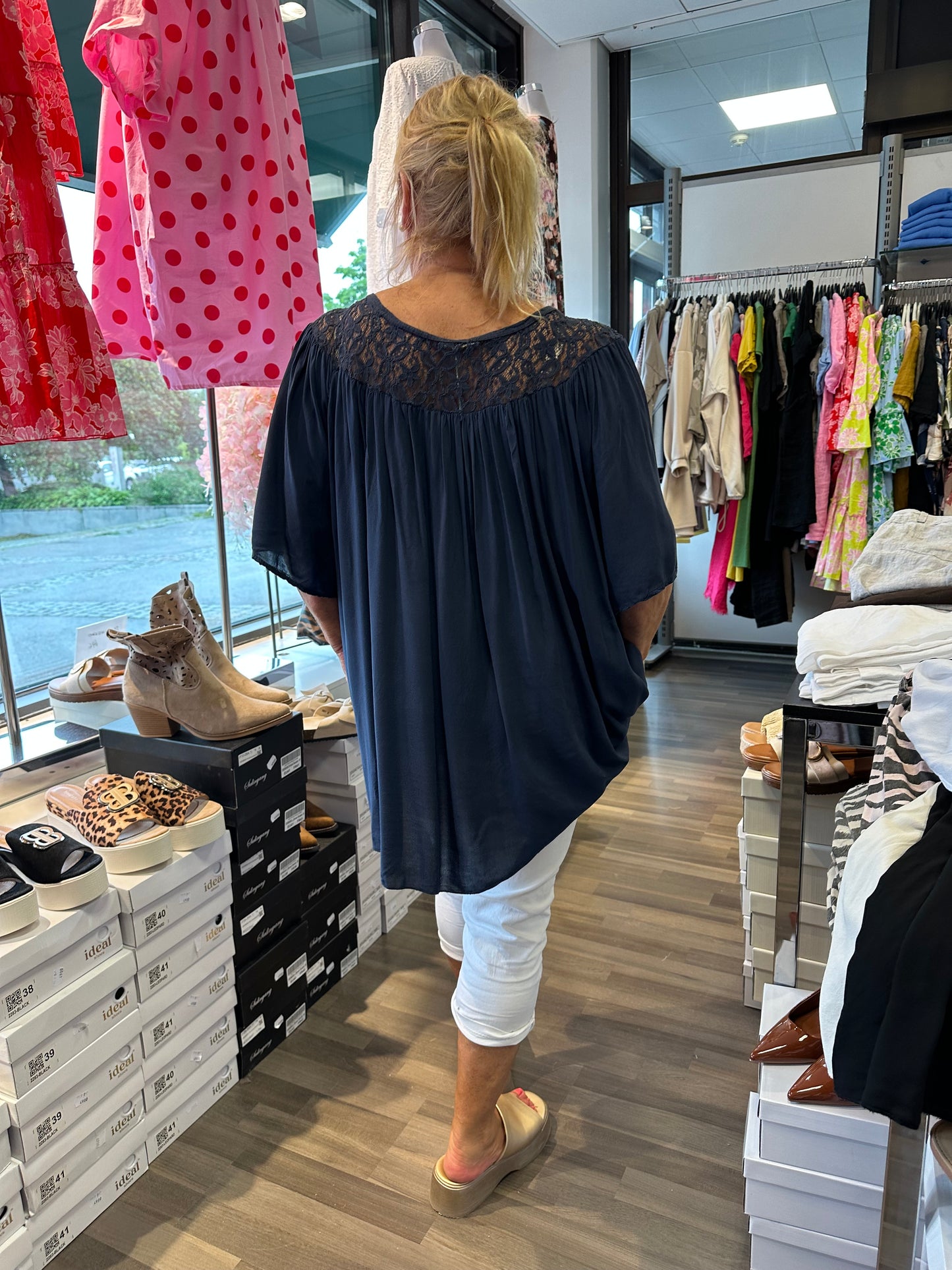 Plussize tunika pitsiyläosalla (4 väriä)