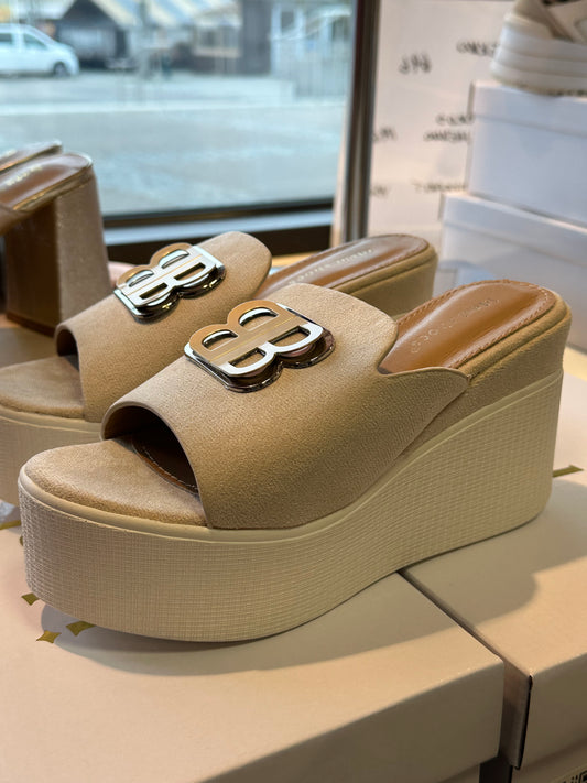 Korokepohjalliset sandaalit beessi