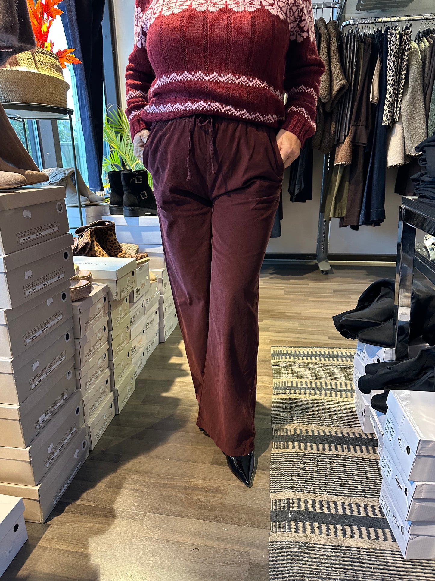 Leveälahkeiset samettihousut viininpunainen