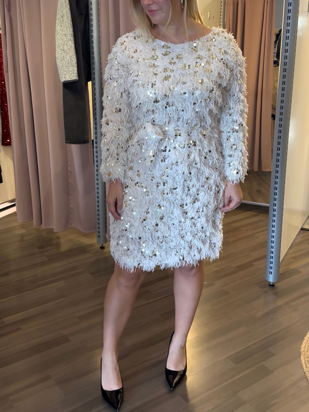 Paljettinen höyhenmekko