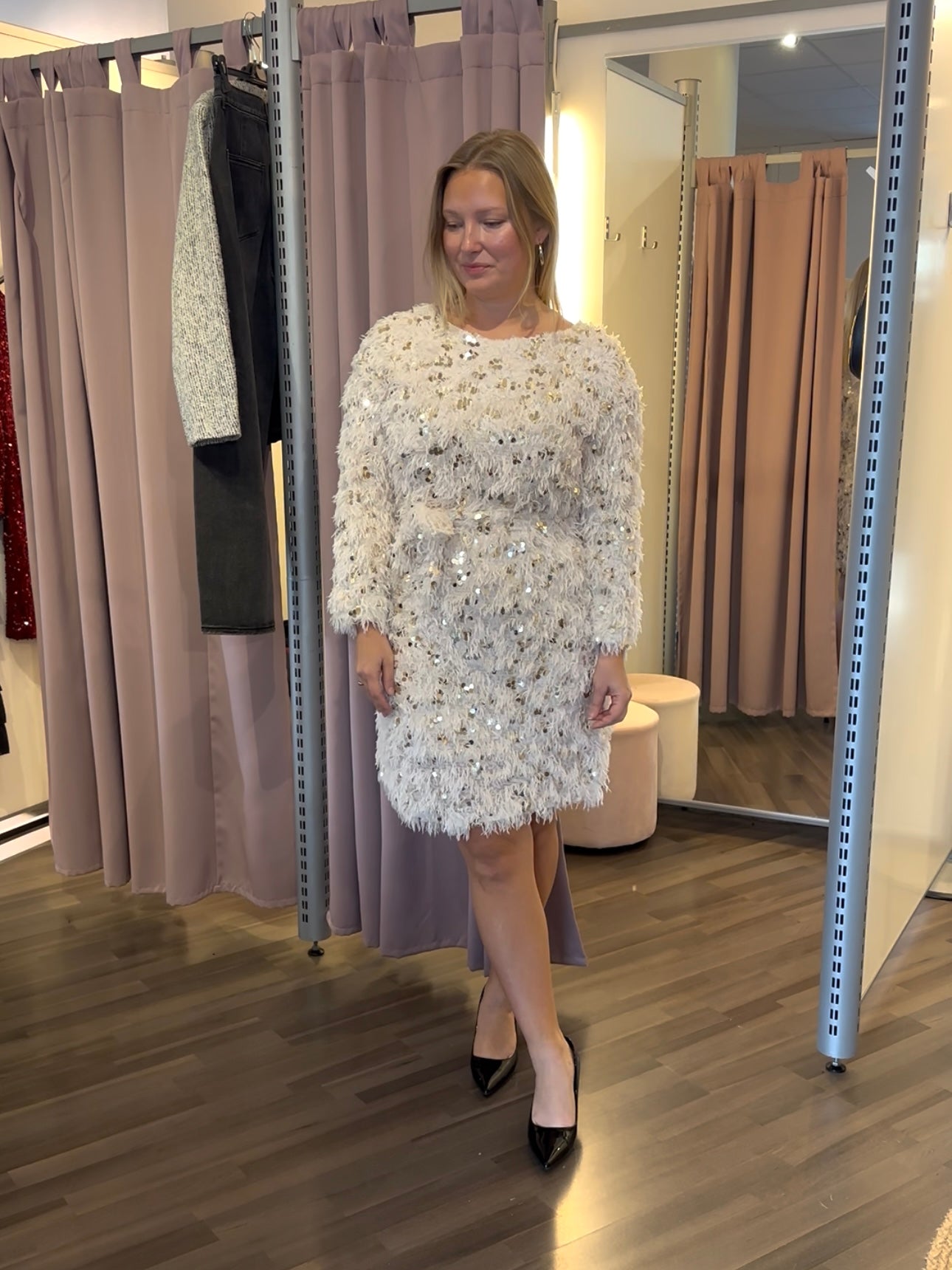 Paljettinen höyhenmekko