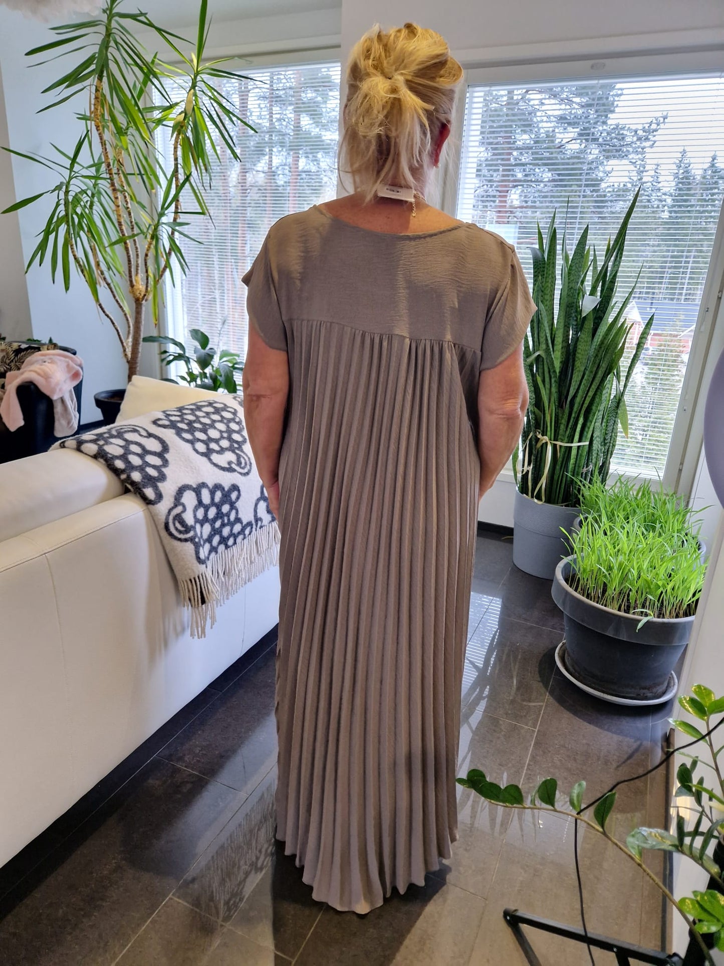 Reilummankoon pitkä pliseerattu mekko (5 väriä)