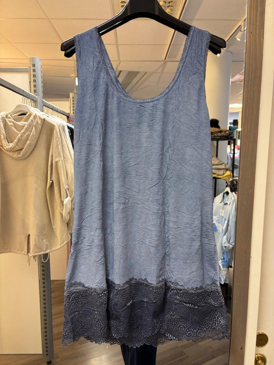 Alustoppi hihaton pitsihelma (5 väriä)