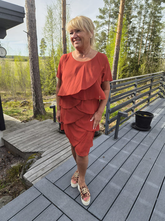Sifonkinen kerrosmekko ruoste